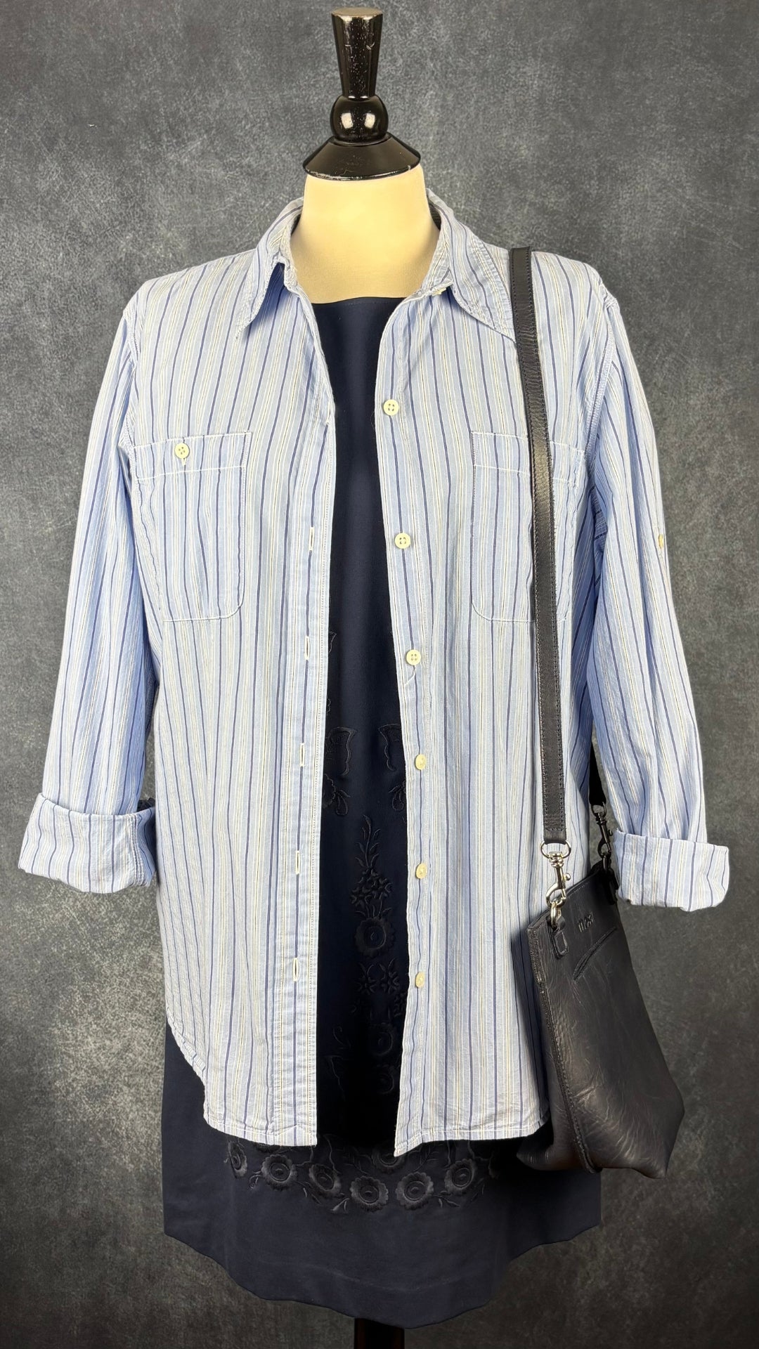 Chemisier doux coton à rayures bleues Lauren Jeans Co., taille xl. Vue de l'agencement avec la robe marine fleurs brodées et le sac à main marine M0851.