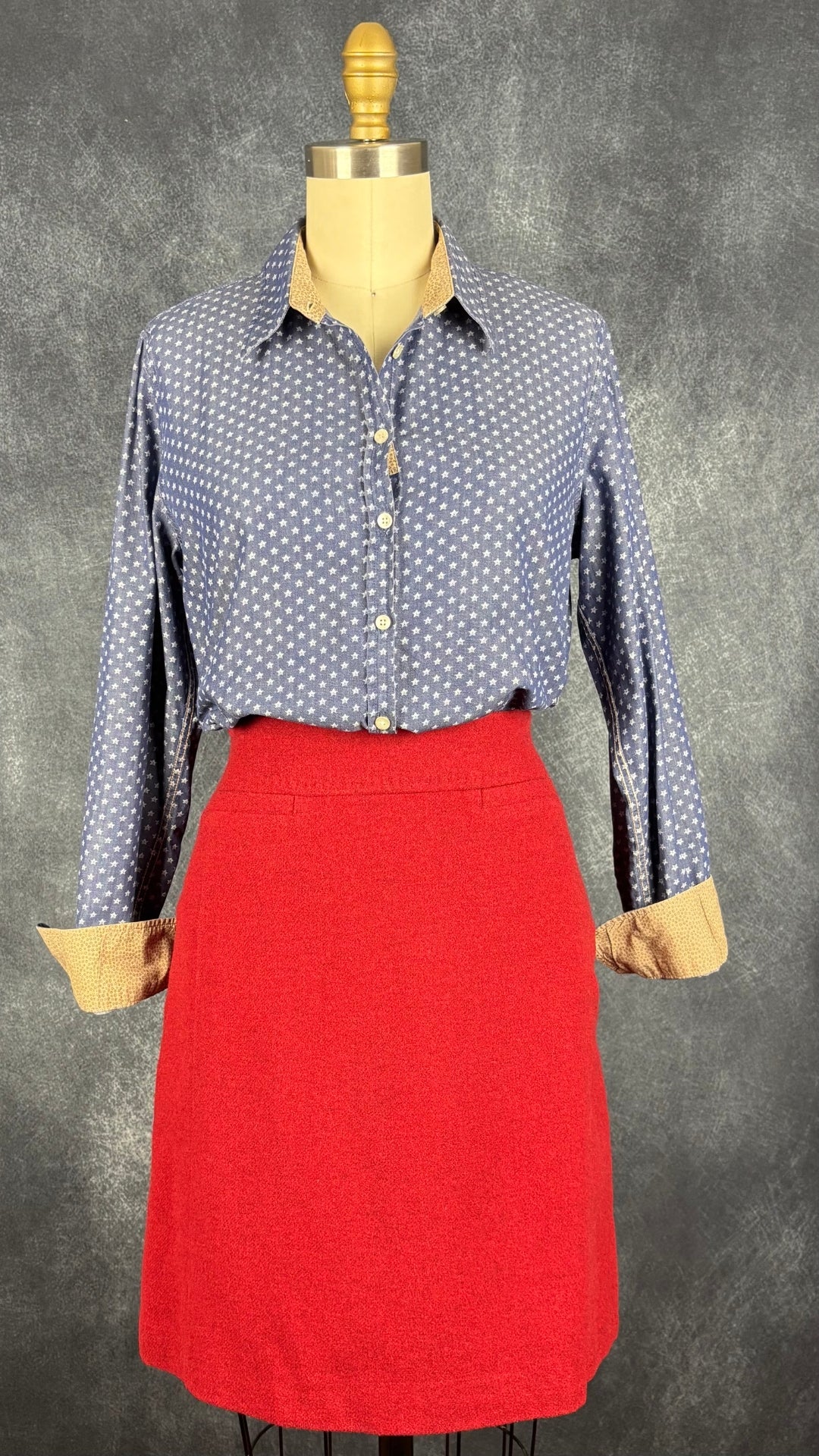 Chemisier chambray à motifs étoilés Mademoiselle Saint James, taille 8 (s/m). Vue de l'agencement avec la jupe rouge en lainage Weekend MaxMara.