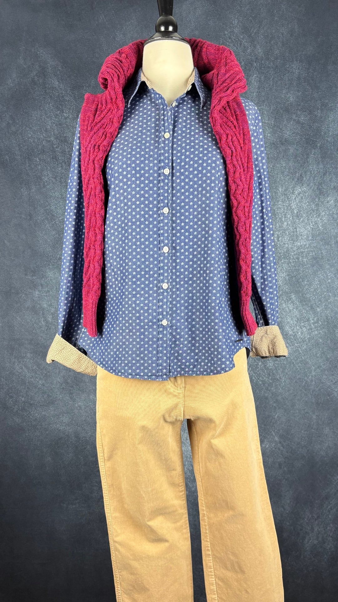 Chemisier chambray à motifs étoilés Mademoiselle Saint James, taille 8 (s/m). Vue de l'agencement avec le pantalon en velours côtelé beige et le tricot torsadé Gap.