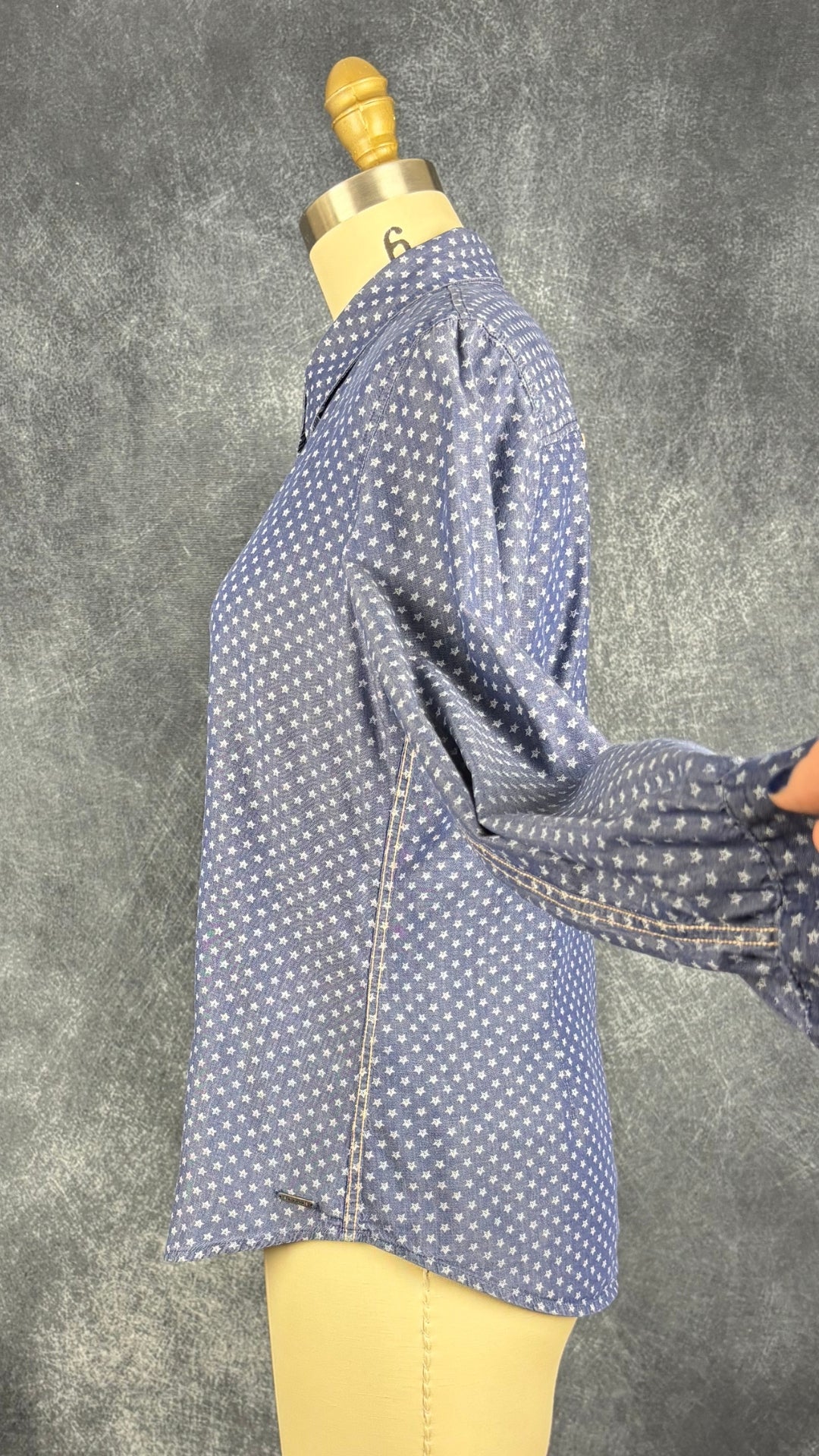 Chemisier chambray à motifs étoilés Mademoiselle Saint James, taille 8 (s/m). Vue de côté, manche relevée.