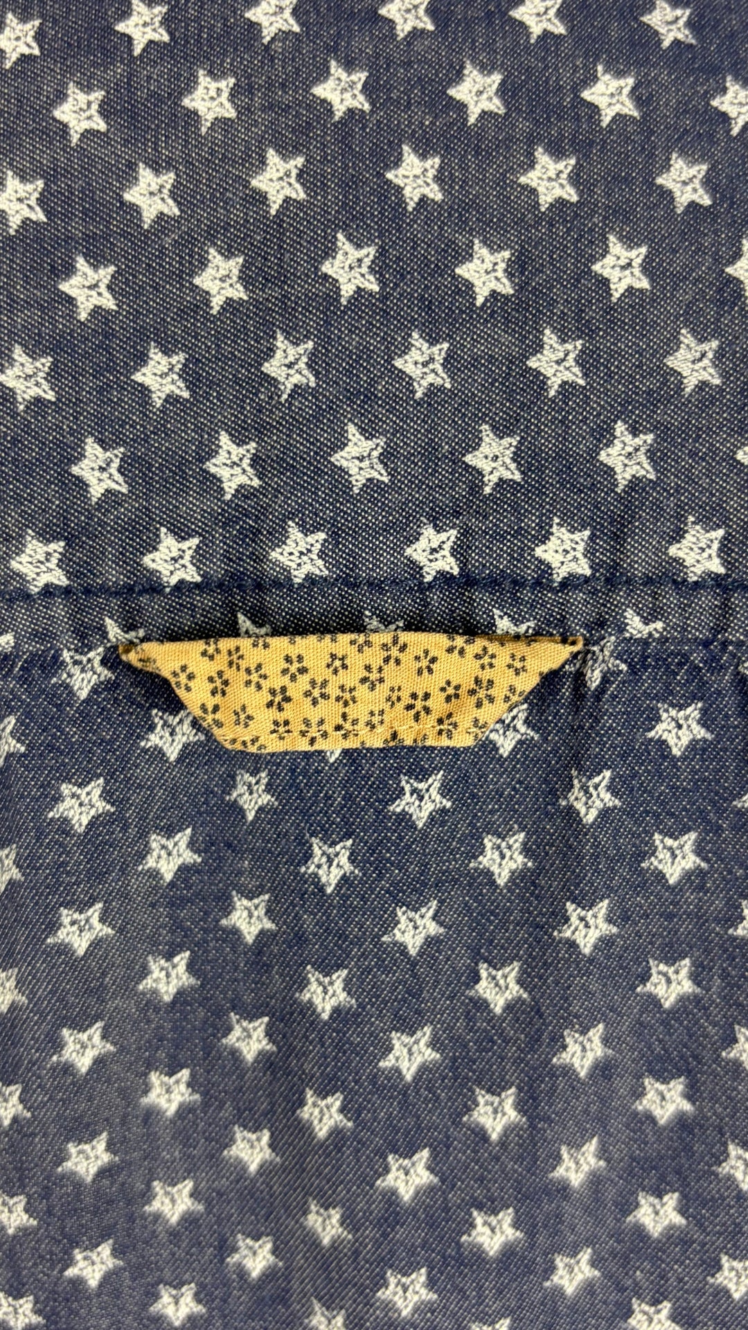 Chemisier chambray à motifs étoilés Mademoiselle Saint James, taille 8 (s/m). Vue de près d'un détail au dos.