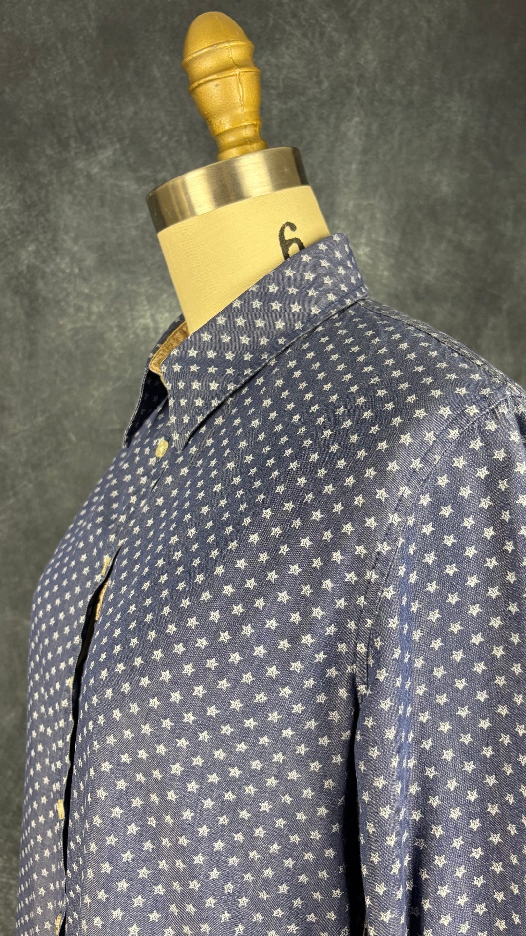 Chemisier chambray à motifs étoilés Mademoiselle Saint James, taille 8 (s/m). Vue de l'encolure.