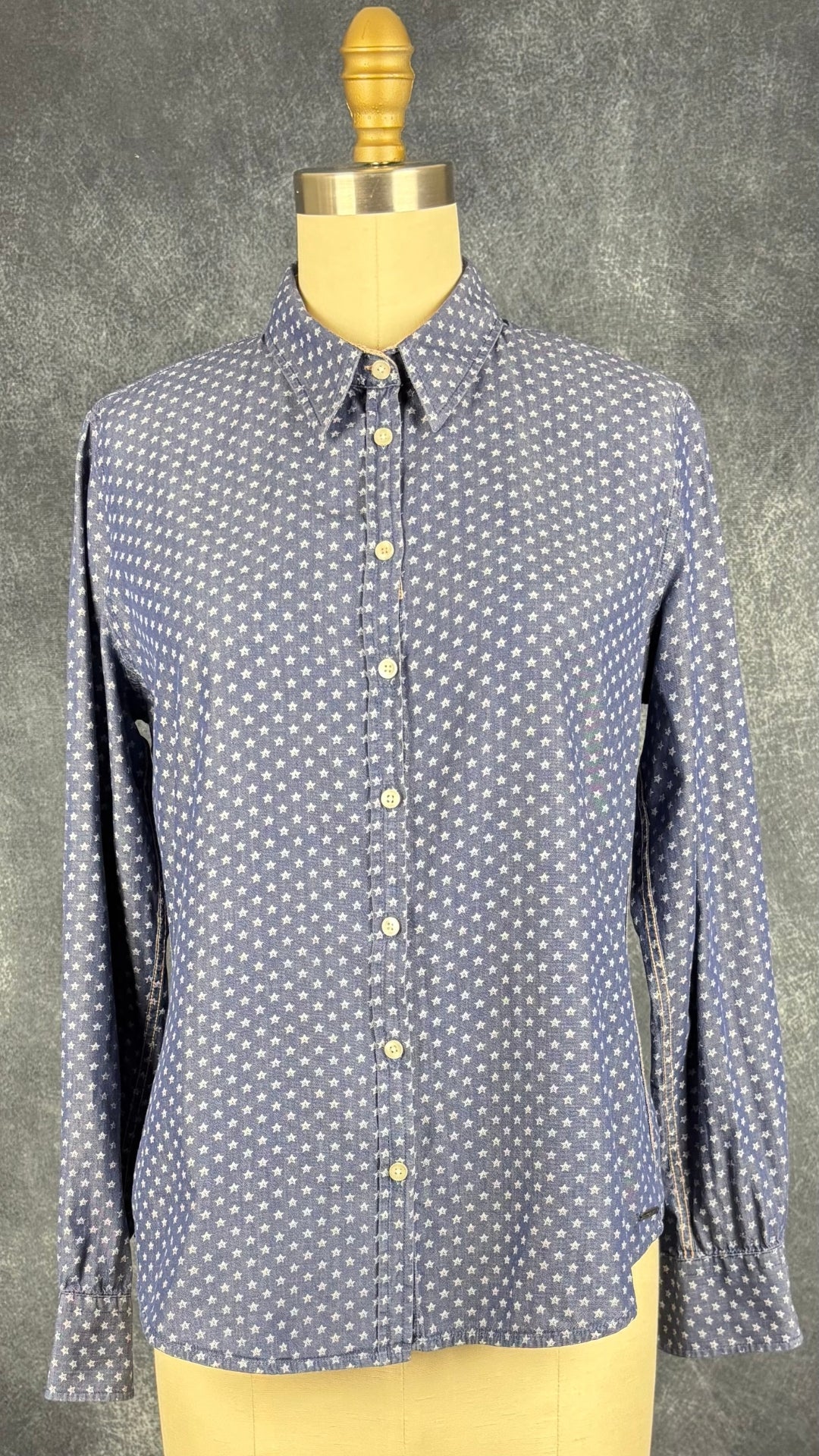 Chemisier chambray à motifs étoilés Mademoiselle Saint James, taille 8 (s/m). Vue de face.