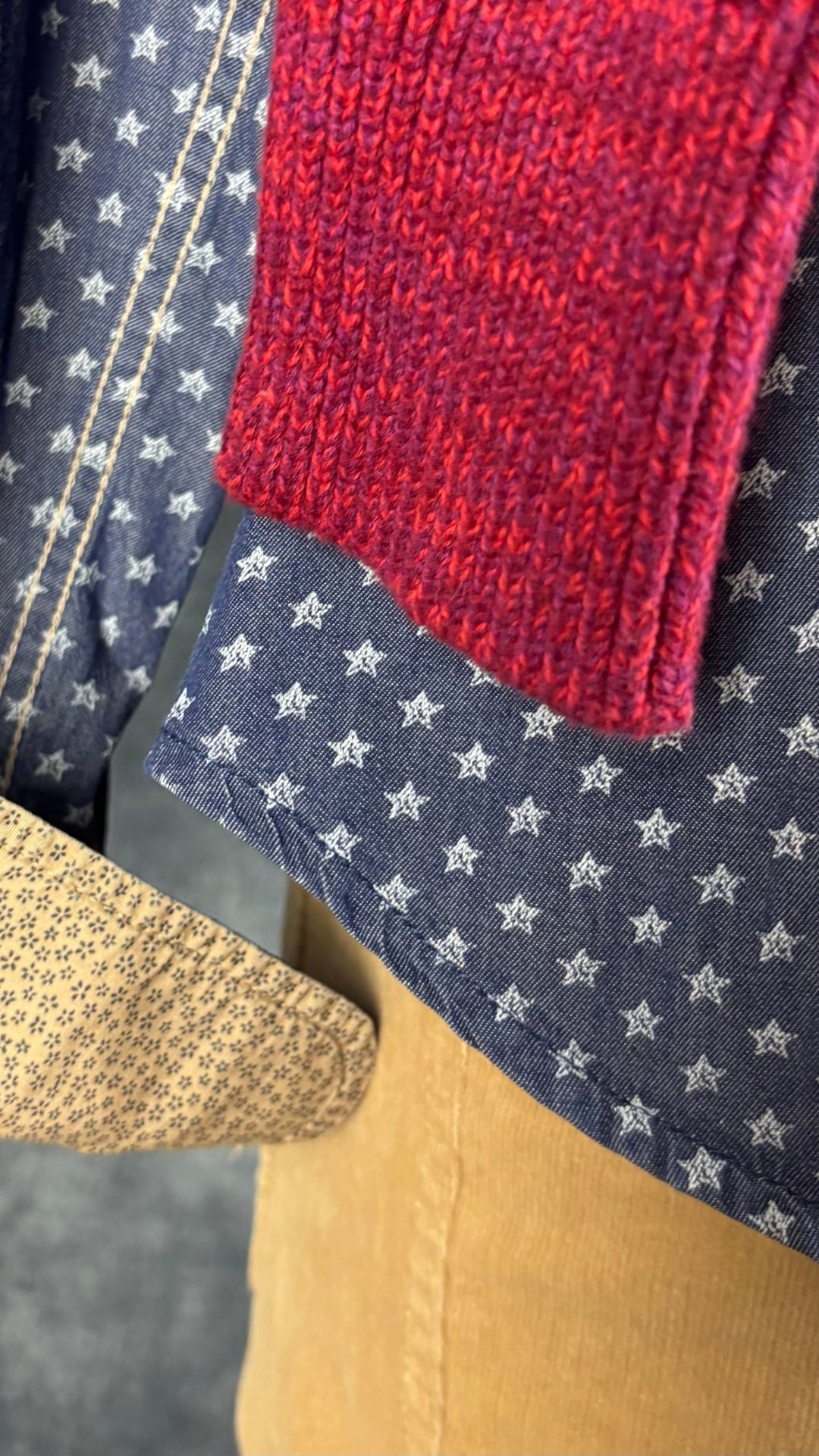 Chemisier chambray à motifs étoilés Mademoiselle Saint James, taille 8 (s/m). Vue de près de l'agencement des tissus.