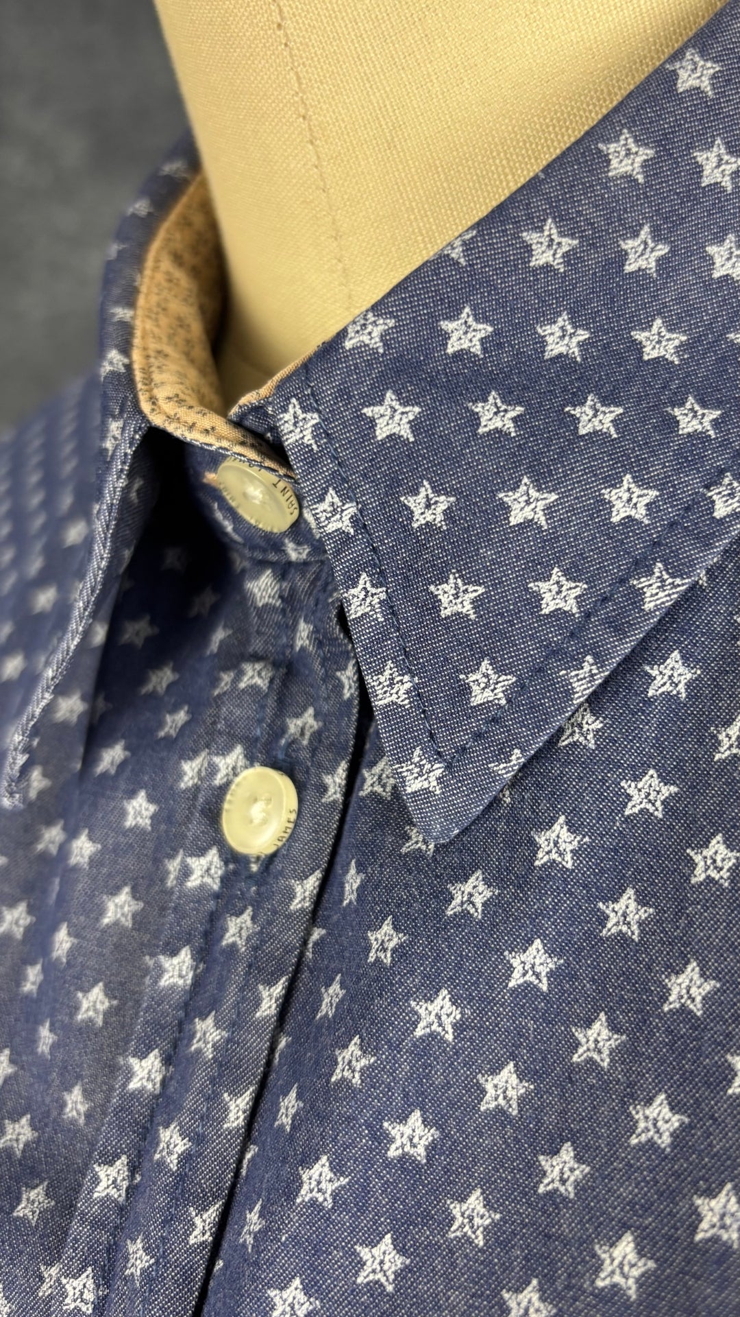 Chemisier chambray à motifs étoilés Mademoiselle Saint James, taille 8 (s/m). Vue de près du tissu.