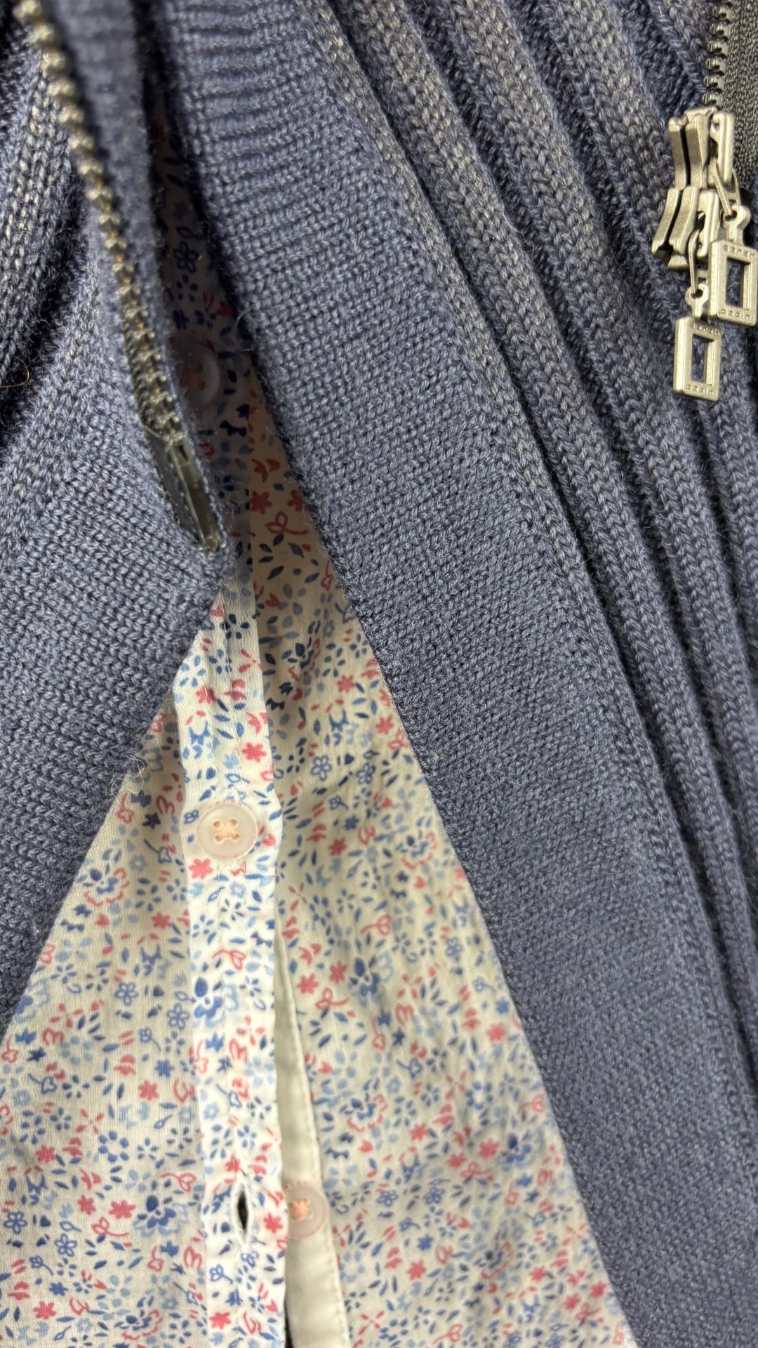 Chemisier en fin coton à motif floral délicat Saint James, taille 10 (m). Vue de près de l'agencement avec le chandail asymétrique en tricot Sarah Pacini.