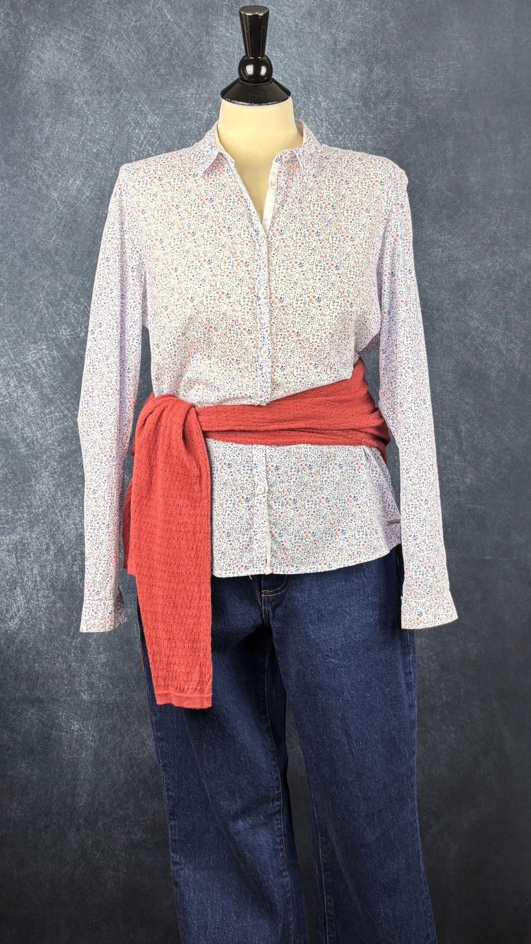 Chemisier en fin coton à motif floral délicat Saint James, taille 10 (m). Vue de l'agencement avec le jeans foncé Denim Forum et le chandail en tricot rose rouille Part Two.