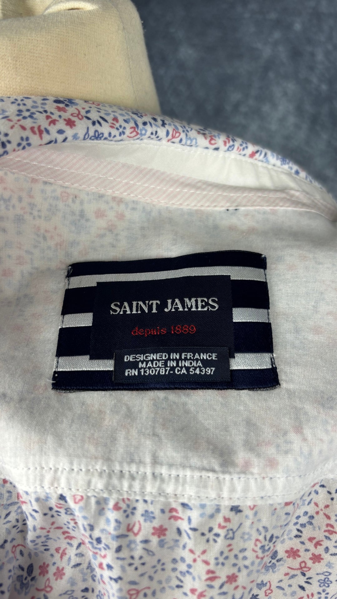 Chemisier en fin coton à motif floral délicat Saint James, taille 10 (m). Vue de l'étiquette.