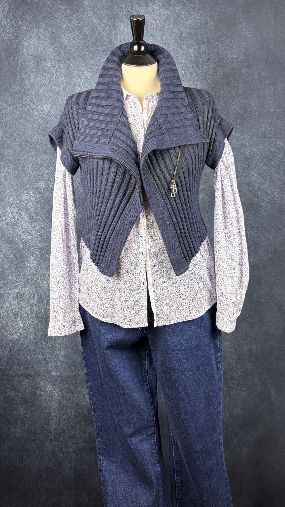 Chemisier en fin coton à motif floral délicat Saint James, taille 10 (m). Vue de l'agencement avec le jeans foncé galbé Denim Forum et le chandail asymétrique en tricot Sarah Pacini.