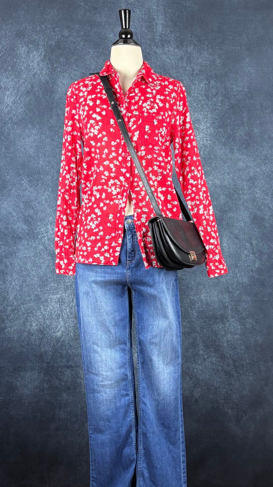 Chemiseier fin en coton rouge à motifs floraux Banana Republic, taille small. Vue de l'agencement avec le jeans Yoga Jeans et le sac à main Flattered.