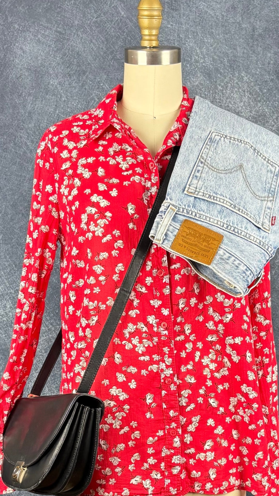 Chemiseier fin en coton rouge à motifs floraux Banana Republic, taille small. Vue de l'agencement avec le jeans Levi's pâle et le sac à main noir en cuir Flattered.