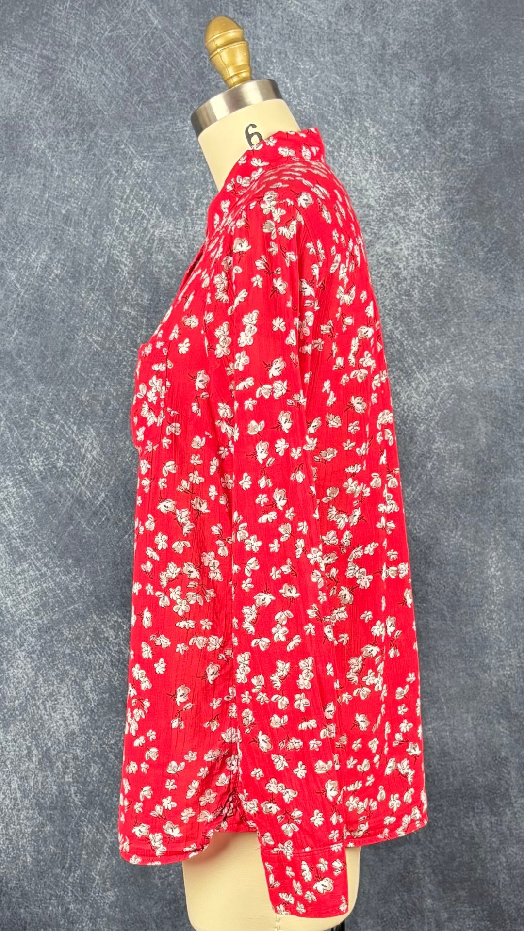 Chemiseier fin en coton rouge à motifs floraux Banana Republic, taille small. Vue de côté.