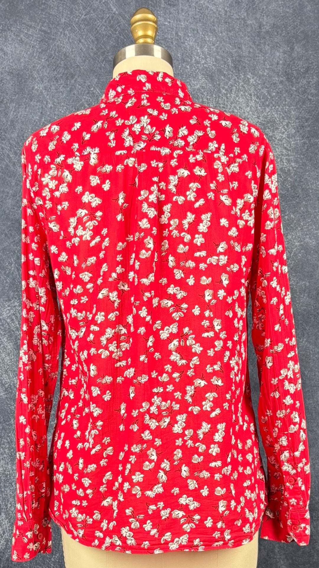Chemiseier fin en coton rouge à motifs floraux Banana Republic, taille small. Vue de dos.