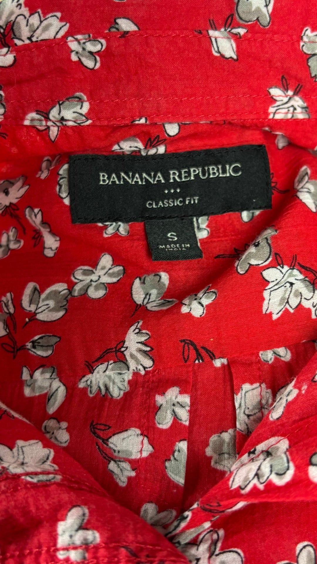 Chemiseier fin en coton rouge à motifs floraux Banana Republic, taille small. Vue de l'étiquette.