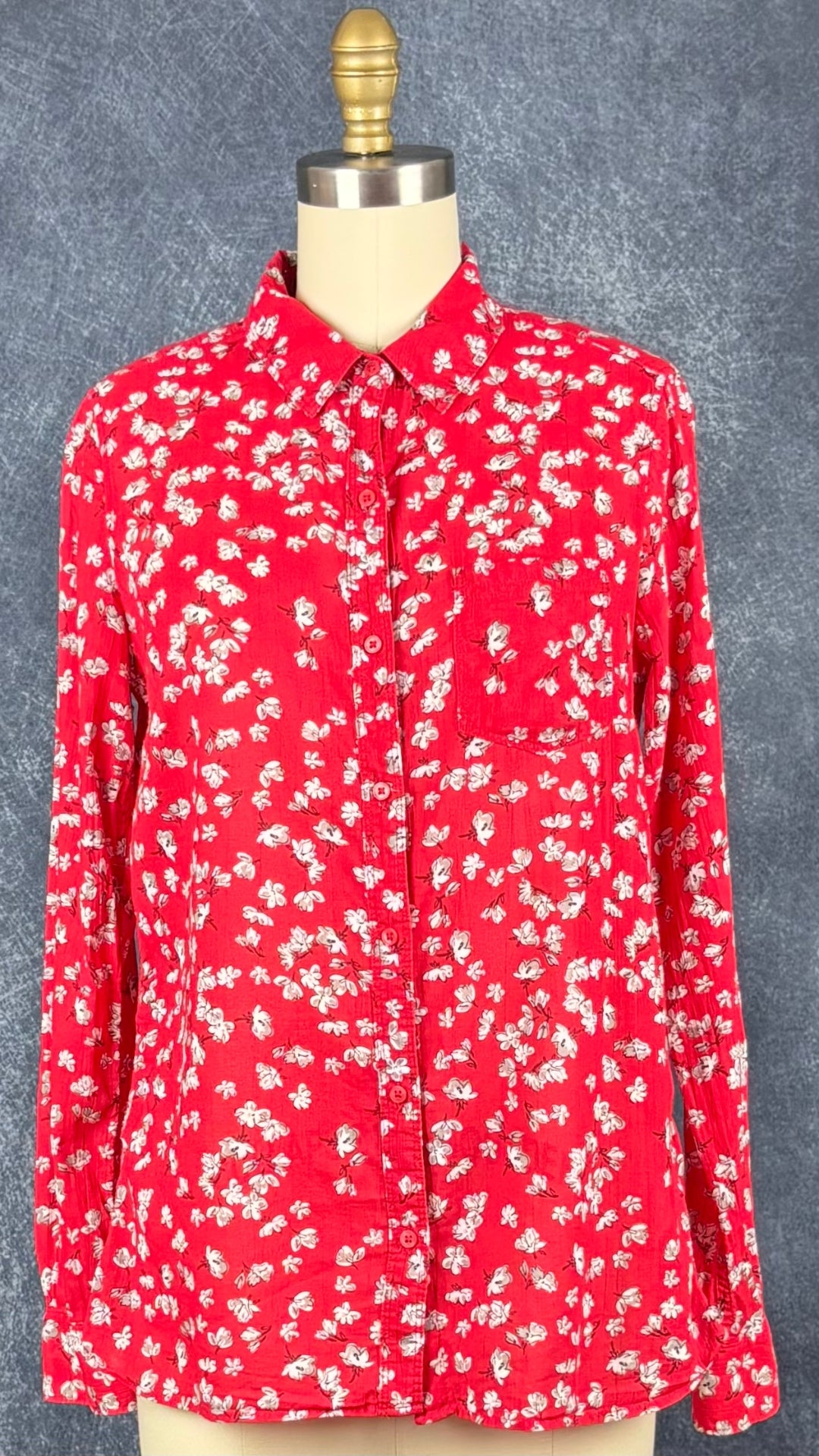 Chemiseier fin en coton rouge à motifs floraux Banana Republic, taille small. Vue de face.