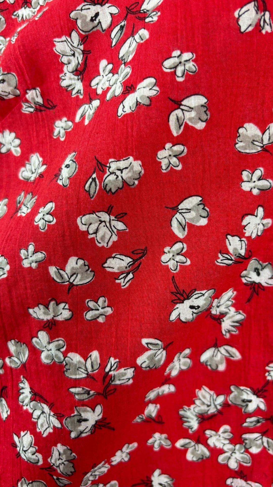 Chemiseier fin en coton rouge à motifs floraux Banana Republic, taille small. Vue de près du tissu.