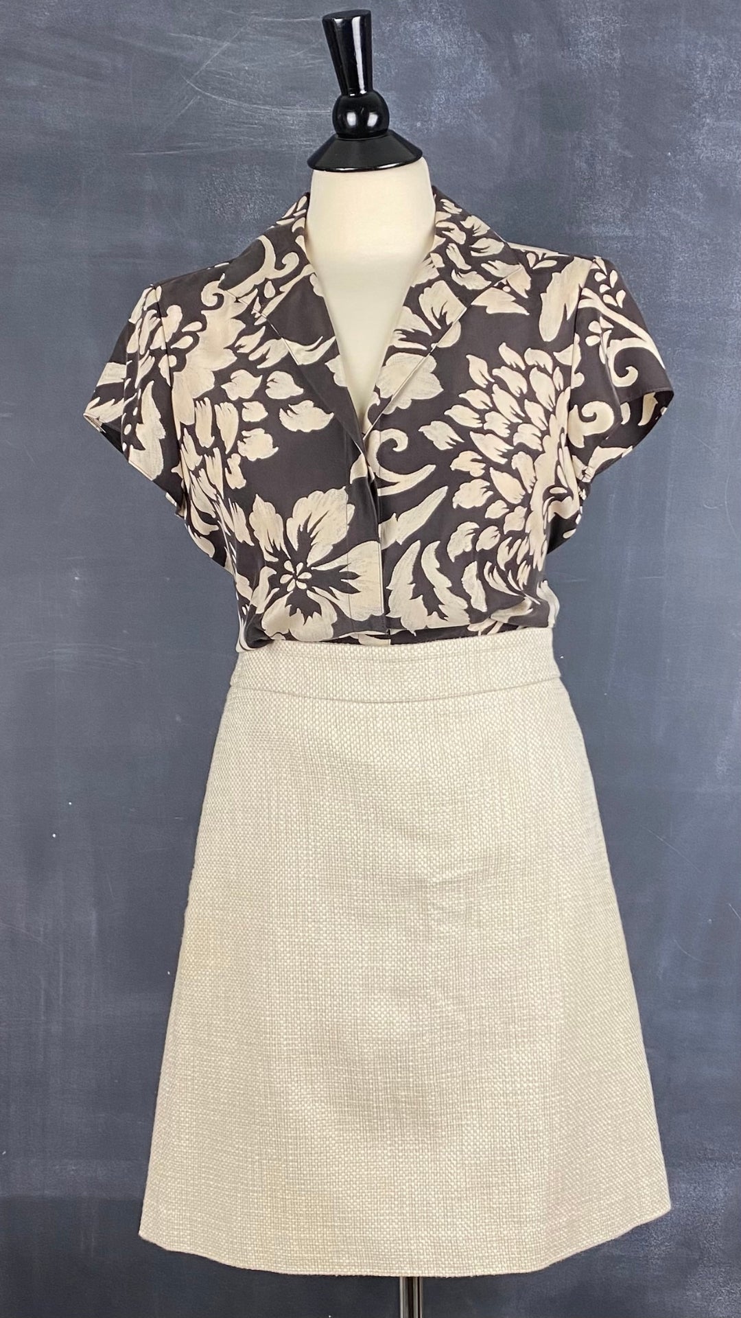 Chemisier floral en soie Jones New York, taille 6. Vue de l'agencement avec la jupe crème et sable en tweed.
