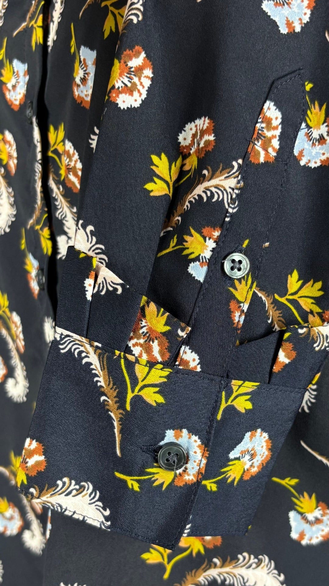 Chemisier fluide floral automnal Banana Republic, taille small (petite). Vue de près de la manche.