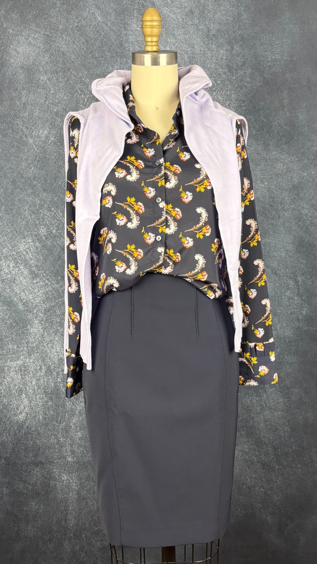 Chemisier fluide floral automnal Banana Republic, taille small (petite). Vue de l'agencement avec la jupe marine et le cardigan lilas.