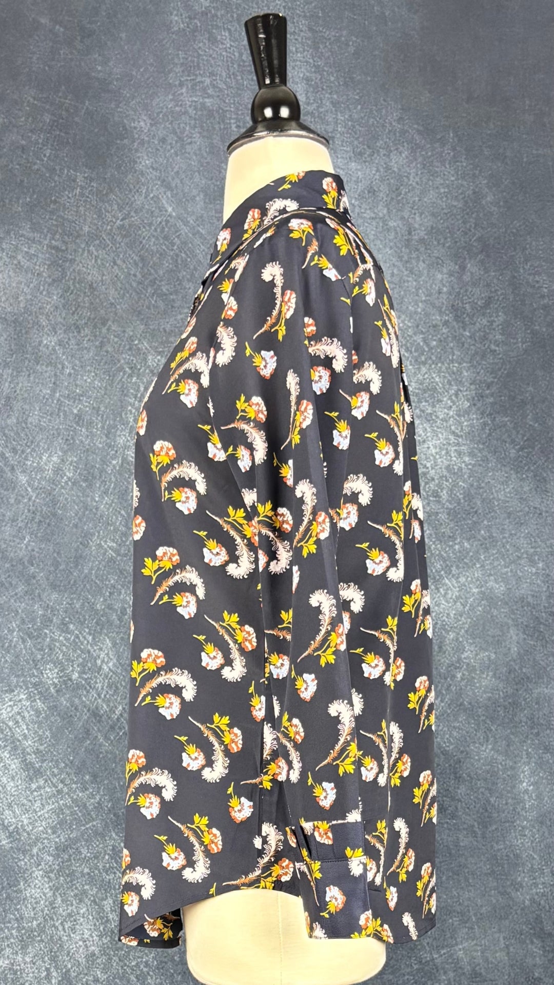 Chemisier fluide floral automnal Banana Republic, taille small (petite). Vue de côté.