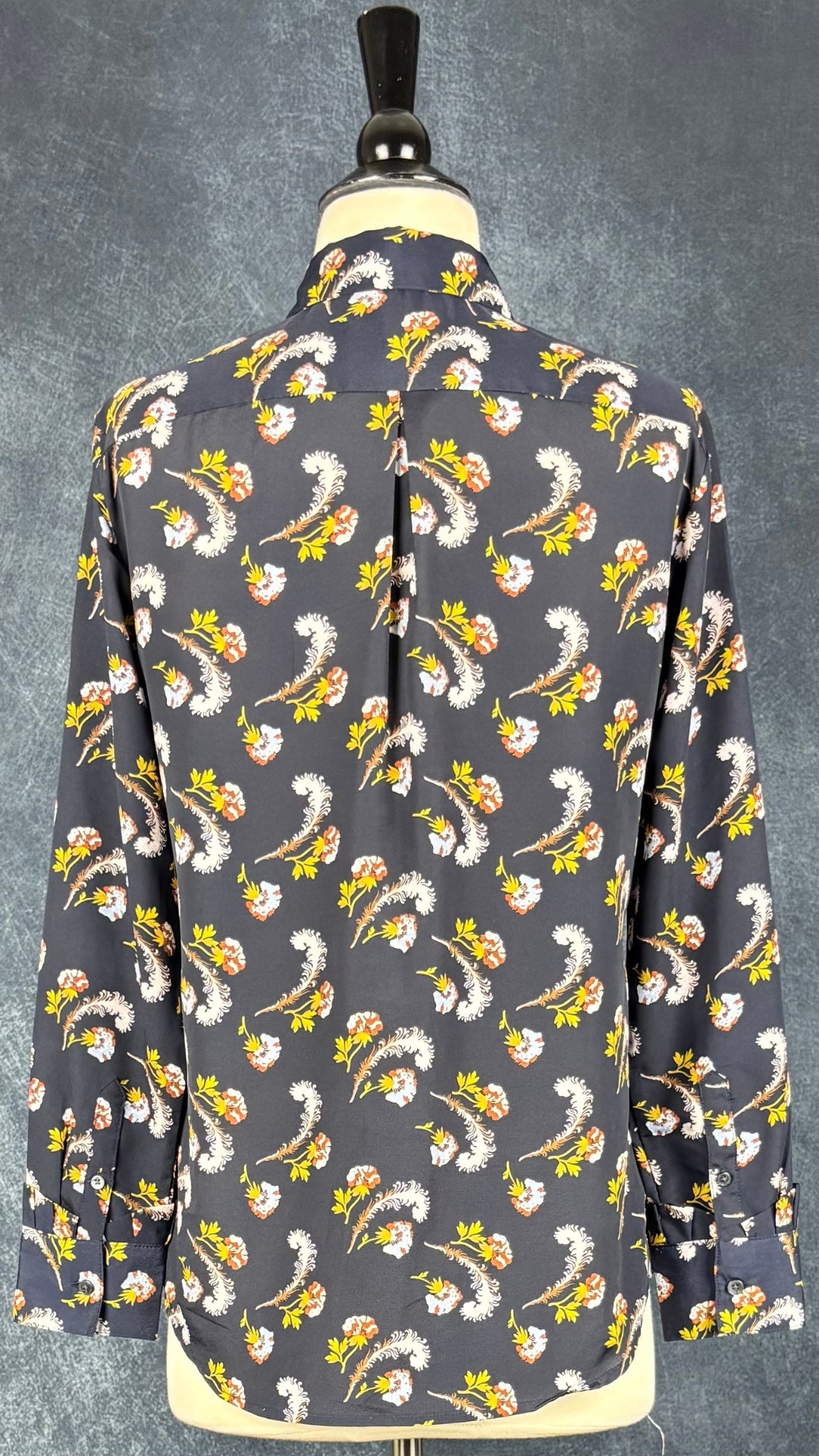 Chemisier fluide floral automnal Banana Republic, taille small (petite). Vue de dos.