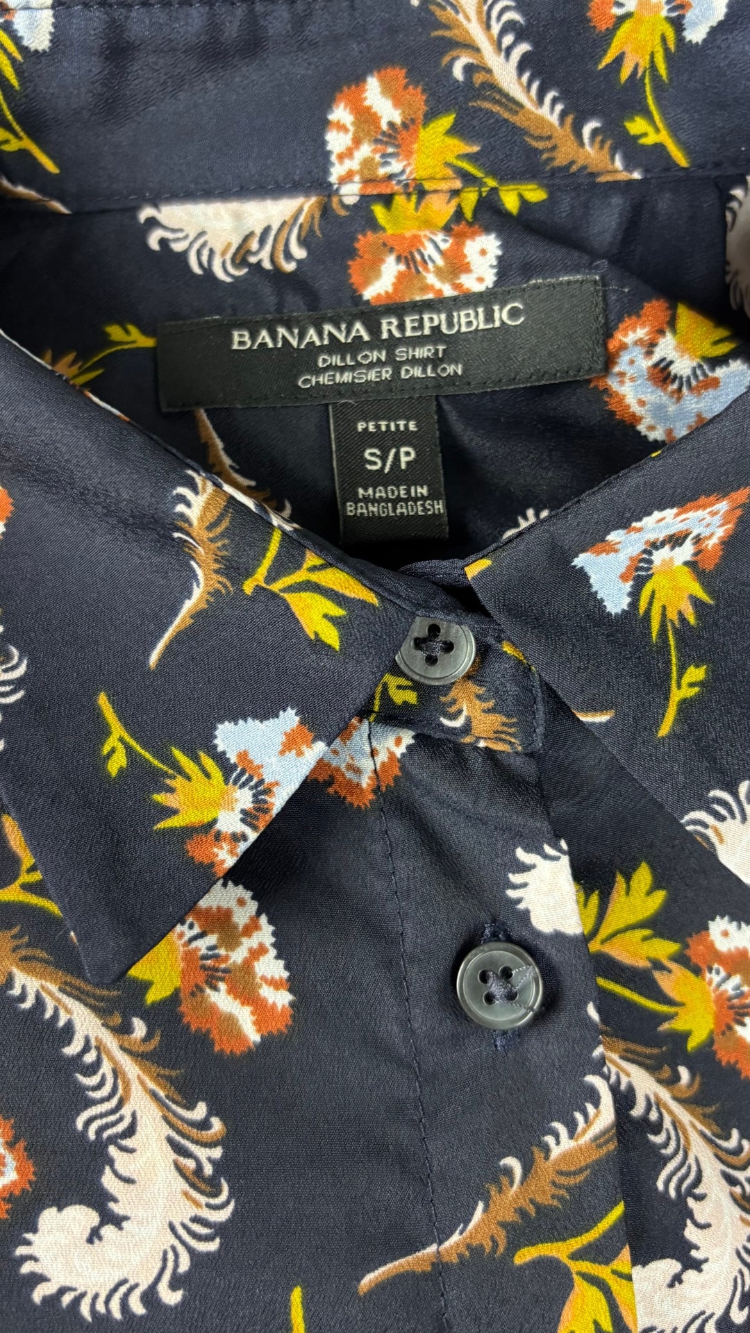 Chemisier fluide floral automnal Banana Republic, taille small (petite). Vue de l'étiquette.