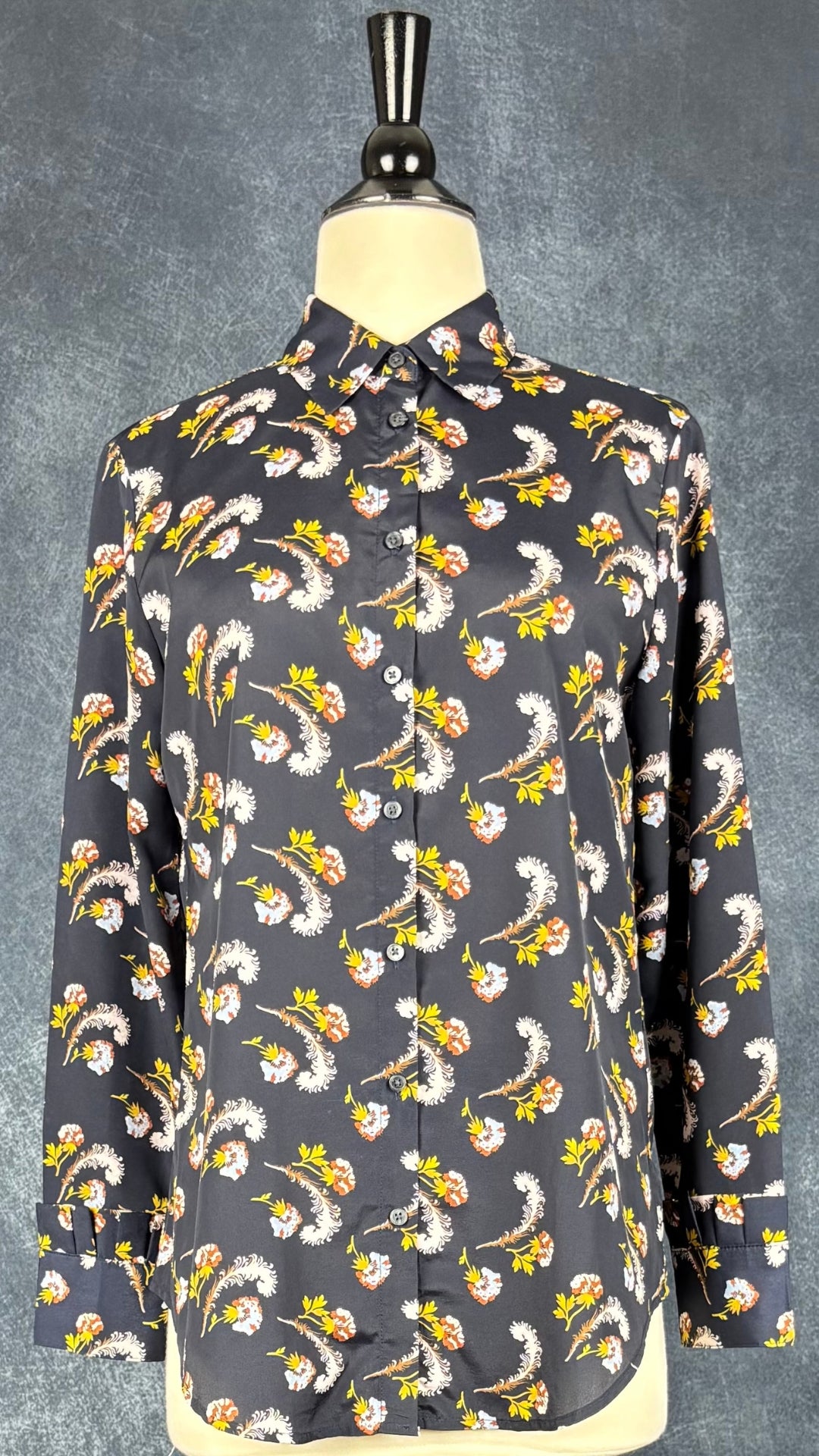 Chemisier fluide floral automnal Banana Republic, taille small (petite). Vue de face.