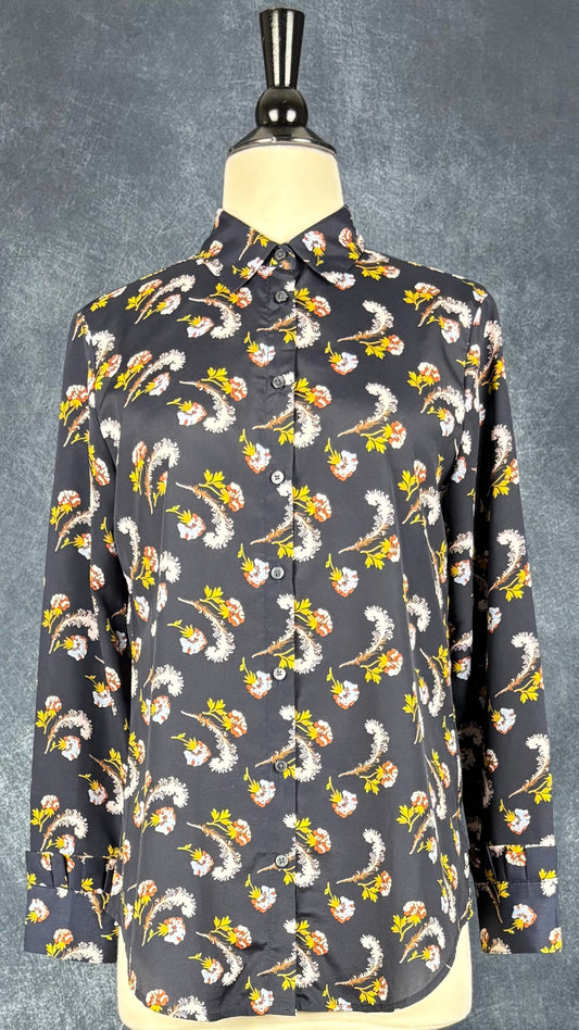 Chemisier fluide floral automnal Banana Republic, taille small (petite). Vue de face.