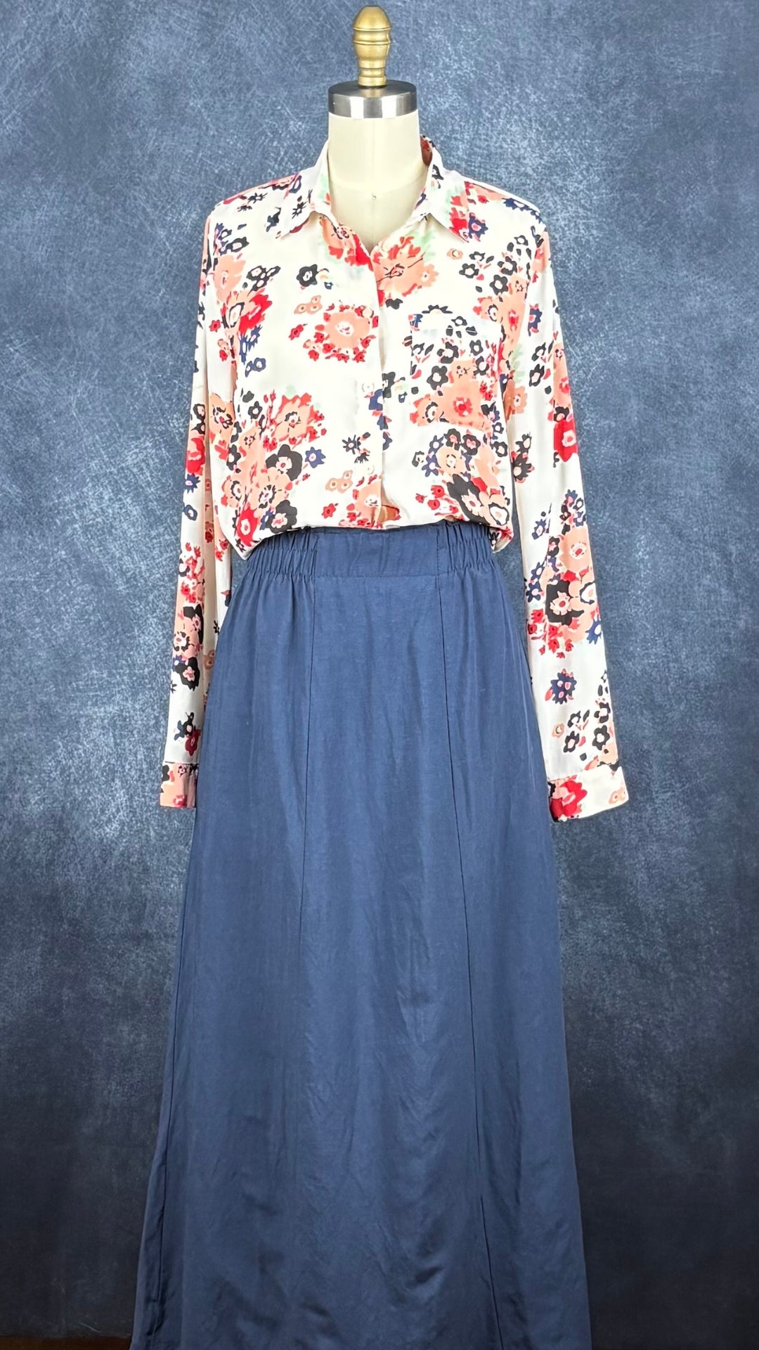 Chemisier crème fluide floral coloré Tristan, taille small. Vue de l'agencement avec la jupe Kazak.