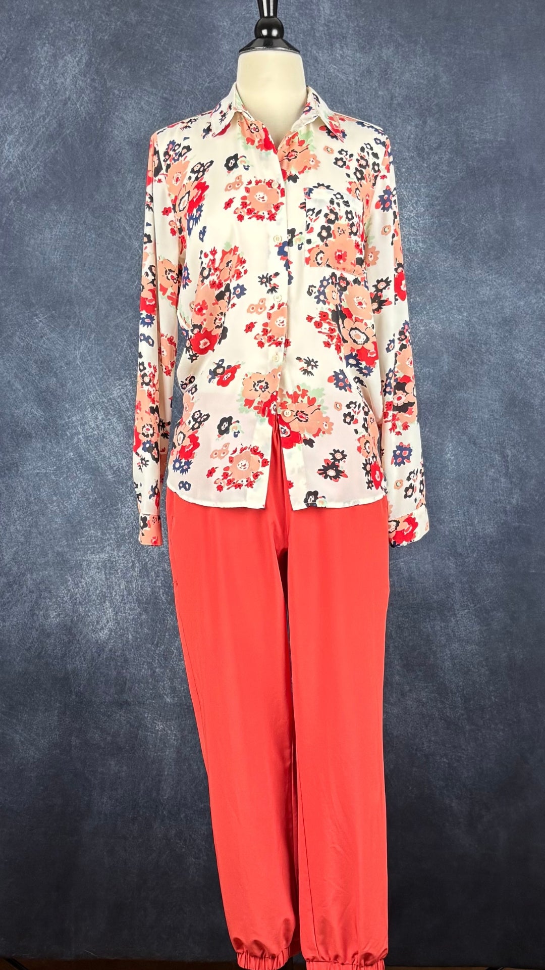 Chemisier crème fluide floral coloré Tristan, taille small. Vue de l'agencement avec le pantalon orangé parfait pour voyager Banana Republic Sport.