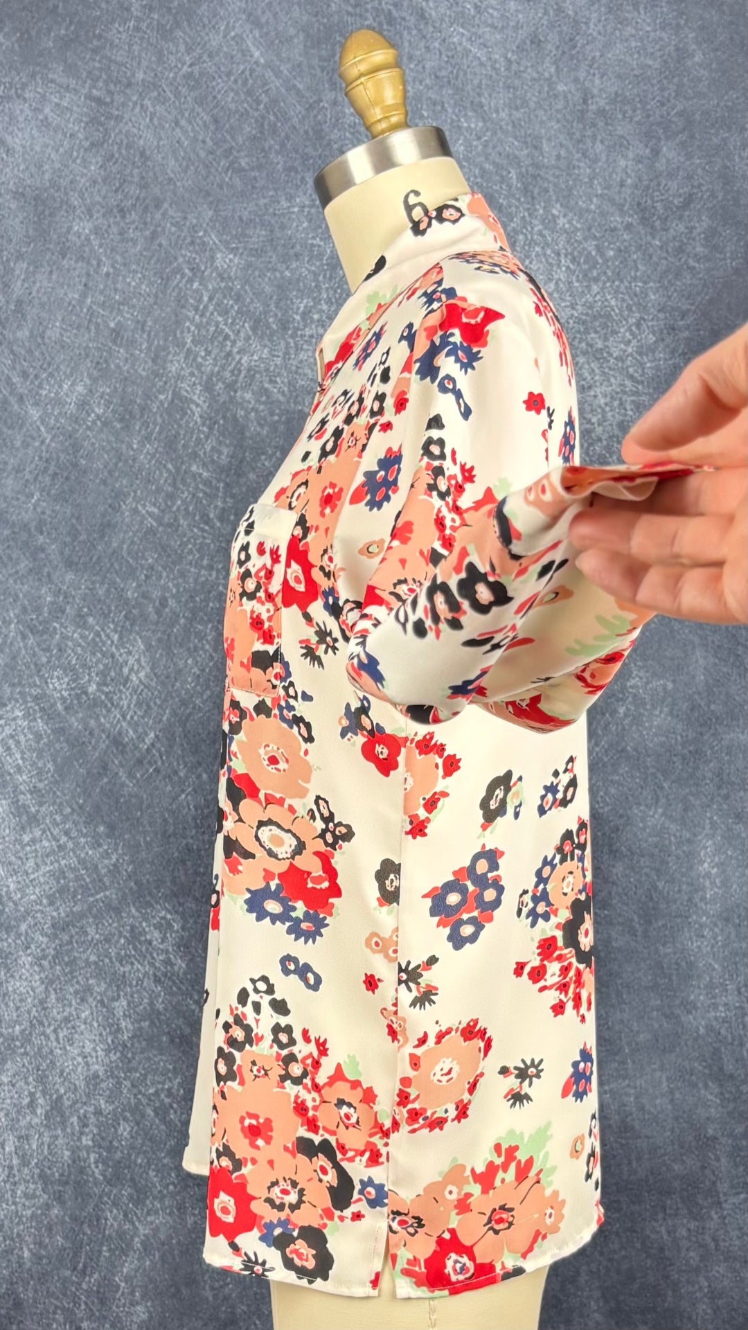 Chemisier crème fluide floral coloré Tristan, taille small. Vue de côté, manche relevée.