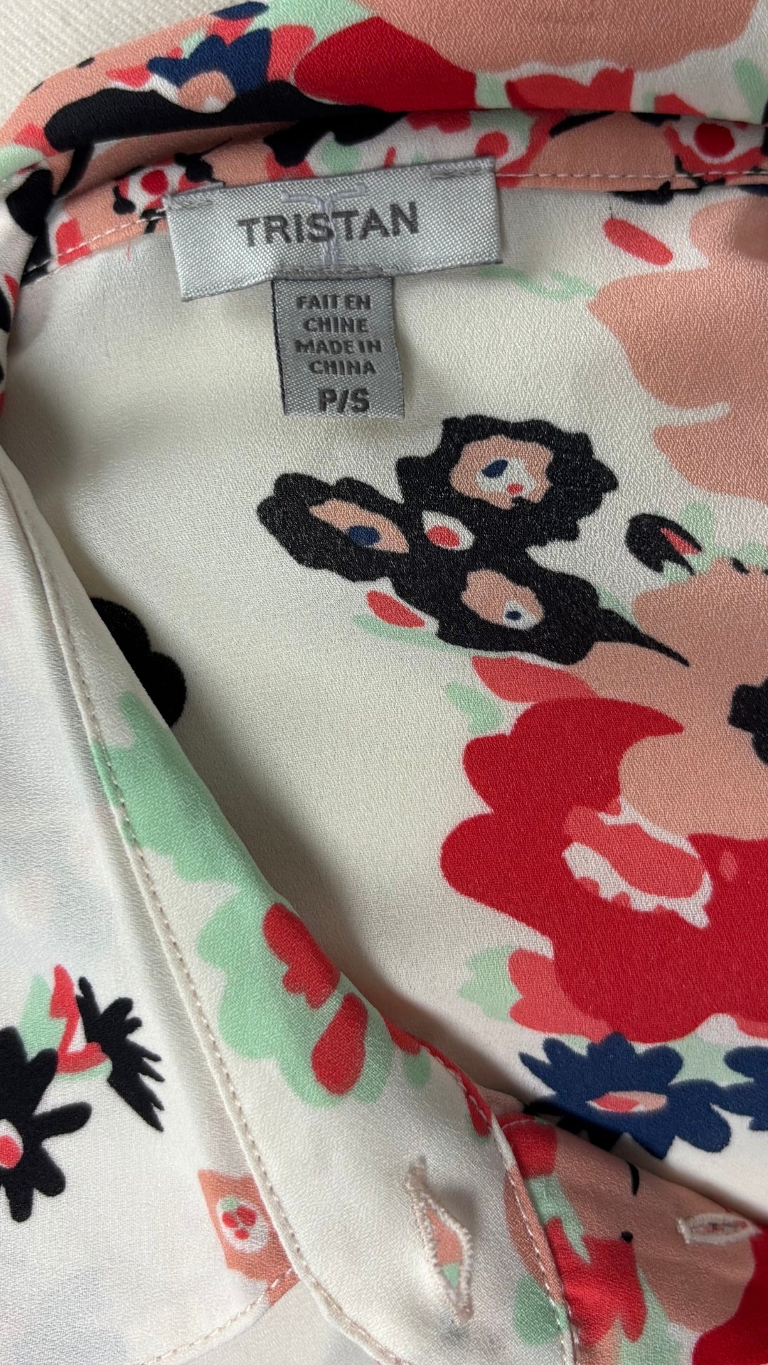 Chemisier crème fluide floral coloré Tristan, taille small. Vue de l'étiquette.