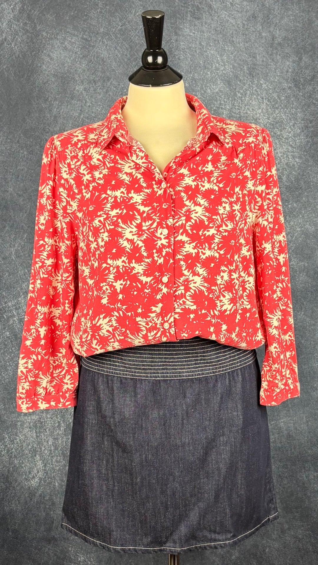 Chemisier fluide floral rouge corail et crème à manches 7/8, Part Two, taille 36. Vue de l'agencement avec la jupe en denim Versace.