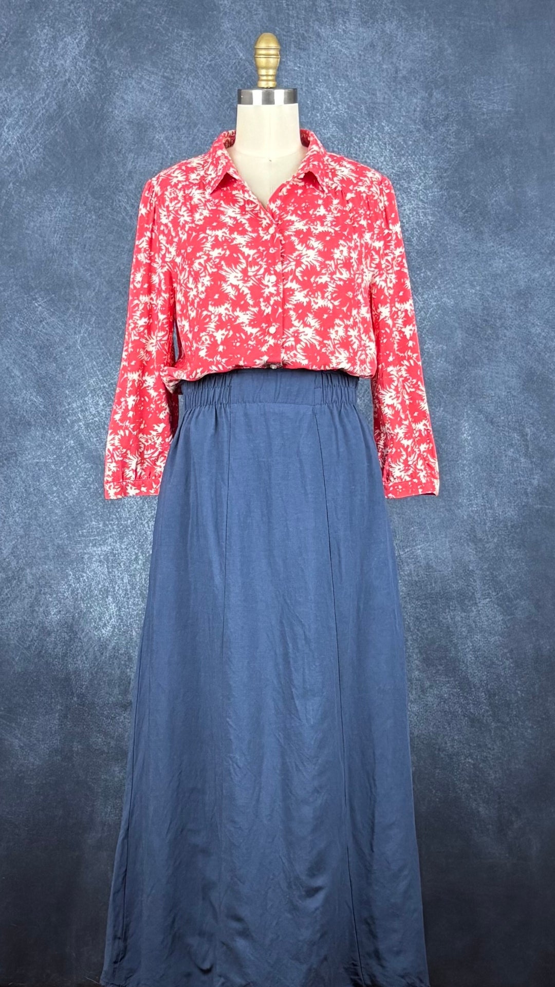 Chemisier fluide floral rouge corail et crème à manches 7/8, Part Two, taille 36. Vue de l'agencement avec la jupe marine en viscose et lin Kazak.