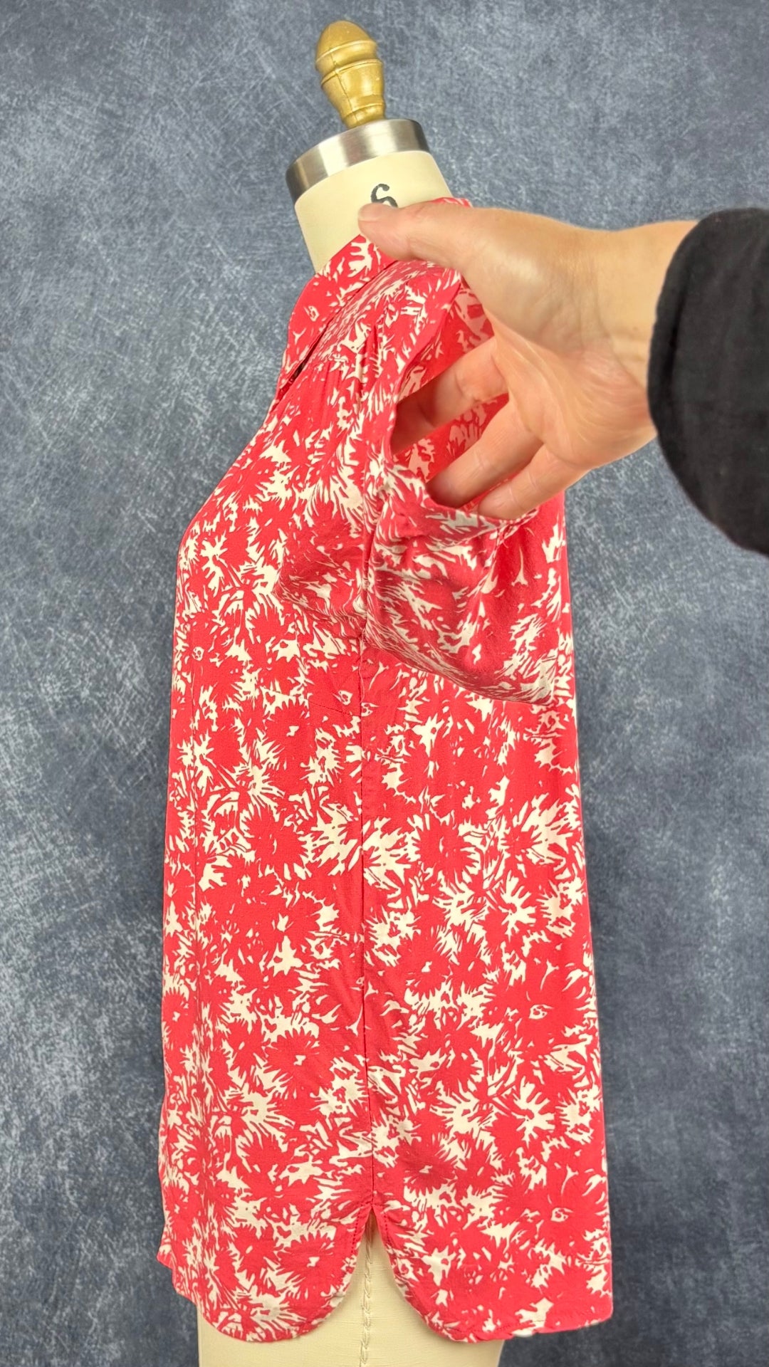 Chemisier fluide floral rouge corail et crème à manches 7/8, Part Two, taille 36. Vue de côté, manche relevée.