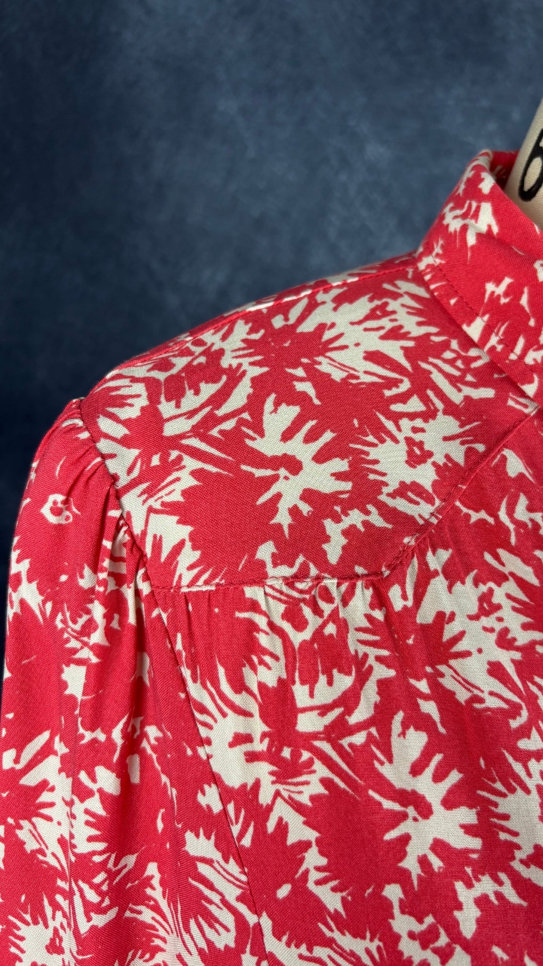Chemisier fluide floral rouge corail et crème à manches 7/8, Part Two, taille 36. Vue de près des découpes style western près des épaules.