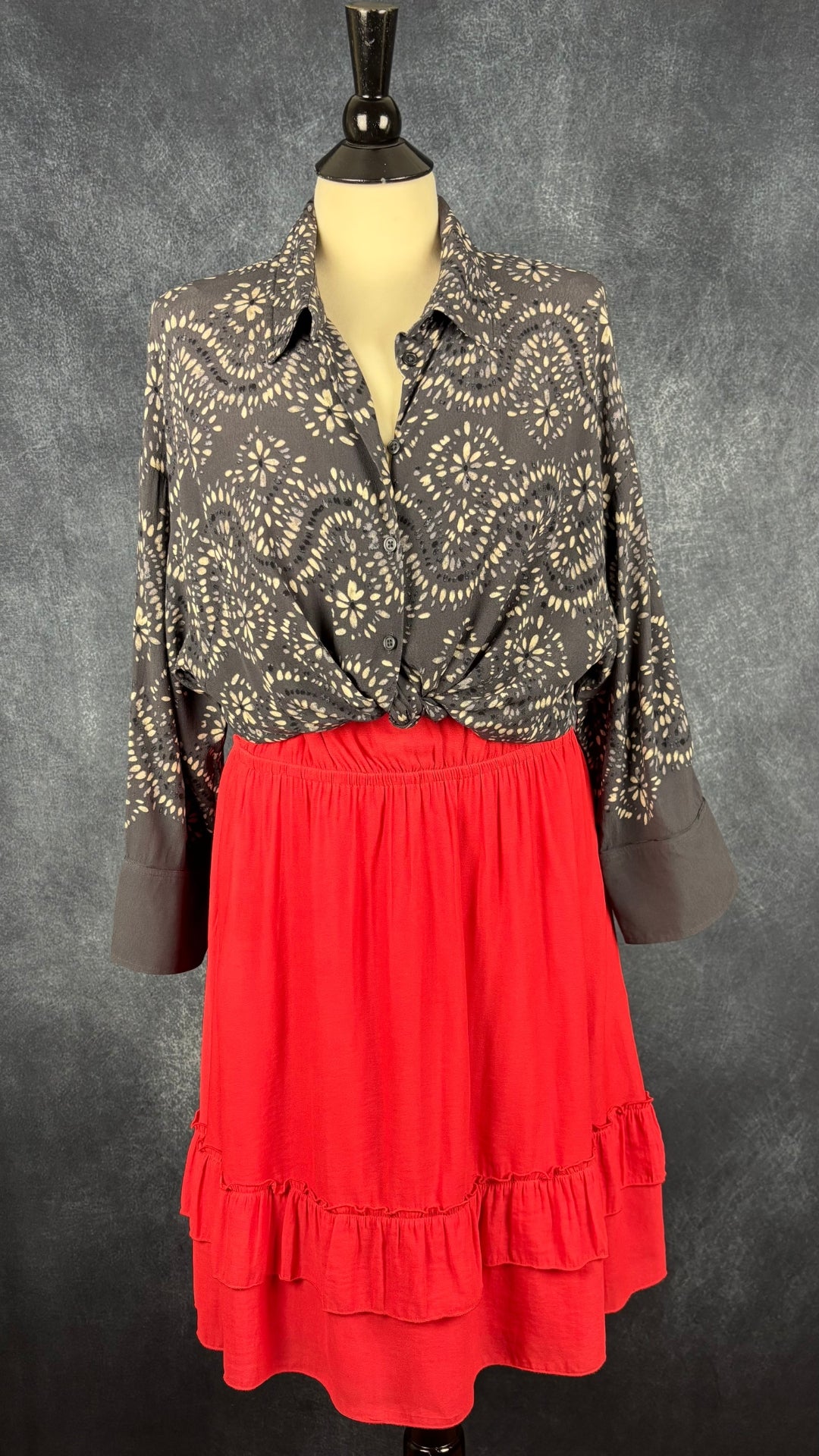 Chemisier fluide gris à motifs, modèle Celinda, Part Two, taille 42 (xl). Vue de l'agencement avec la robe à volants rouge-orangé Tristan.