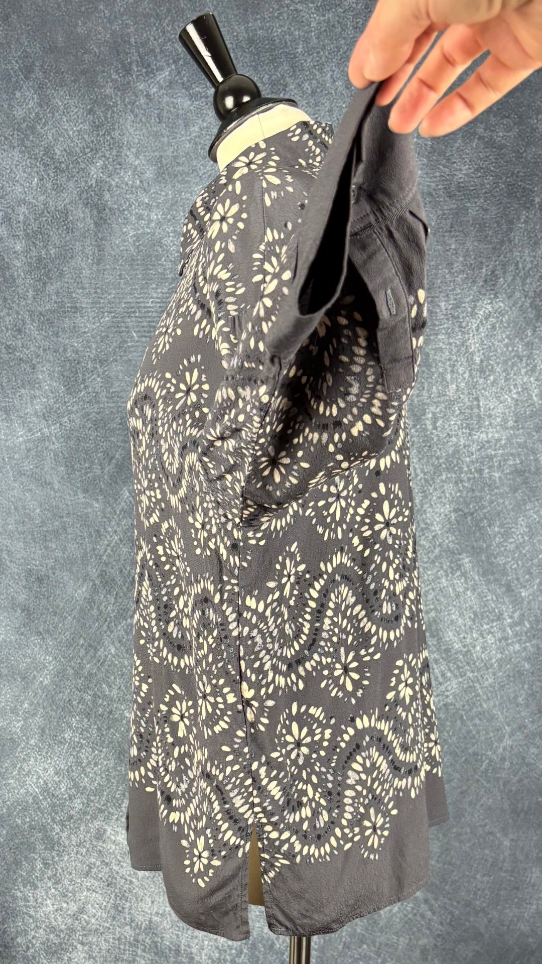 Chemisier fluide gris à motifs, modèle Celinda, Part Two, taille 42 (xl). Vue de côté, manche relevée.