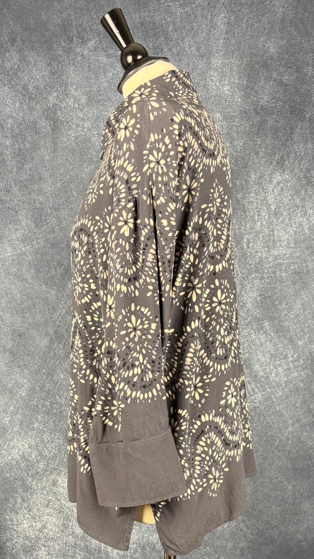 Chemisier fluide gris à motifs, modèle Celinda, Part Two, taille 42 (xl). Vue de côté.