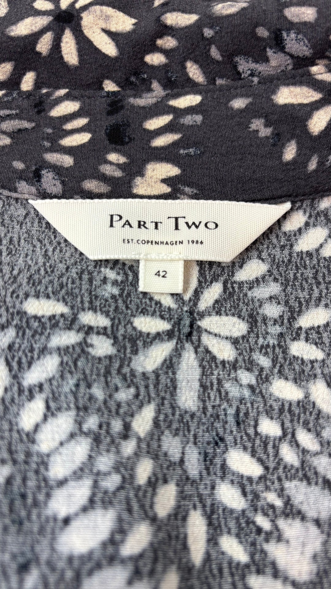Chemisier fluide gris à motifs, modèle Celinda, Part Two, taille 42 (xl). Vue de l'étiquette.
