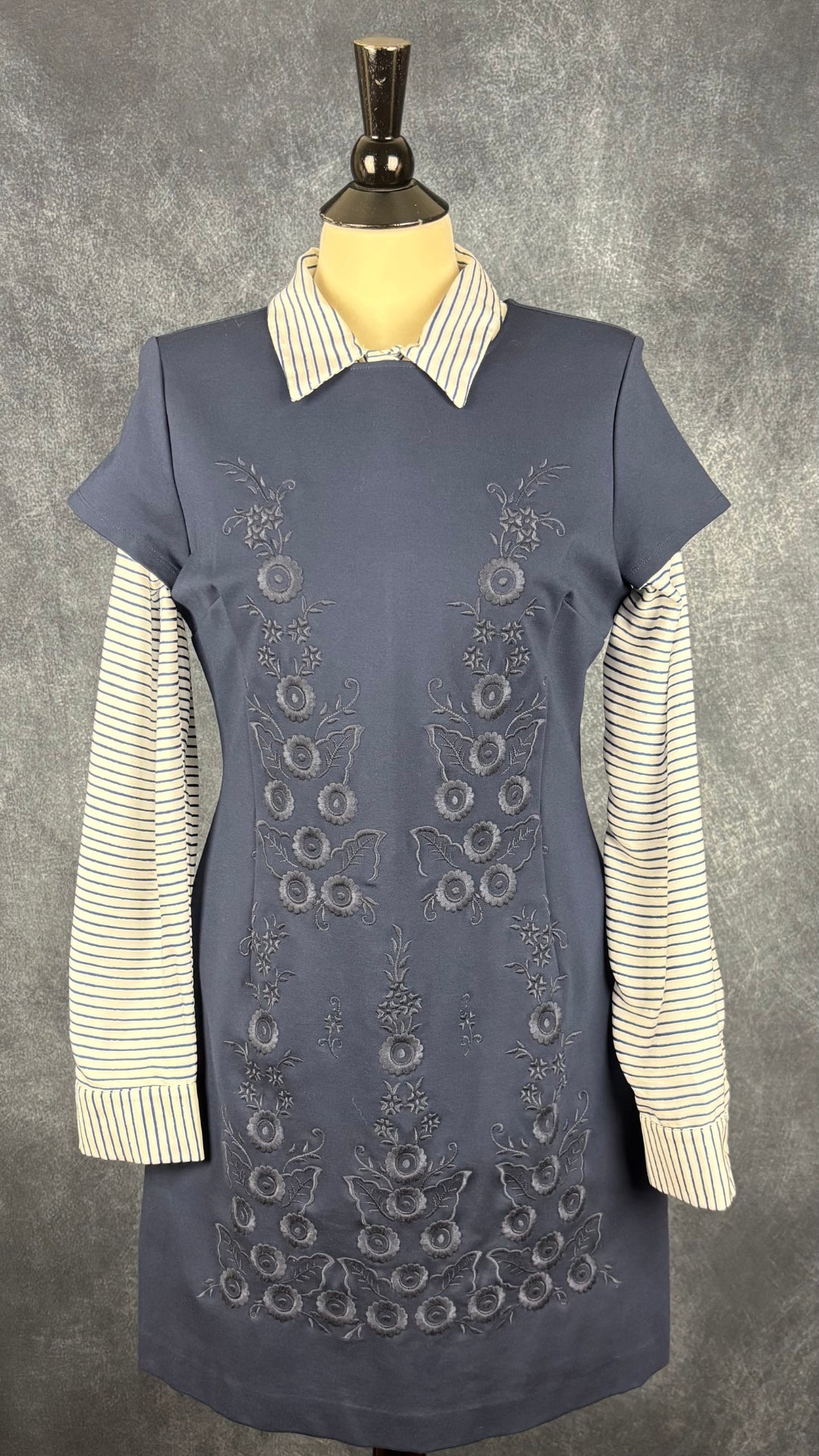 Chemisier fluide à rayures bleues Tristan, taille xl. Vue de l'agencement avec la robe marine à broderies florales.