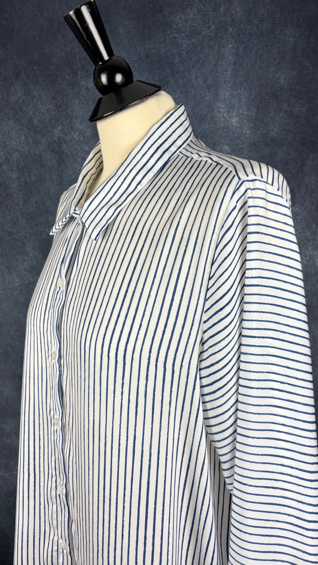 Chemisier fluide à rayures bleues Tristan, taille xl. Vue de l'encolure.