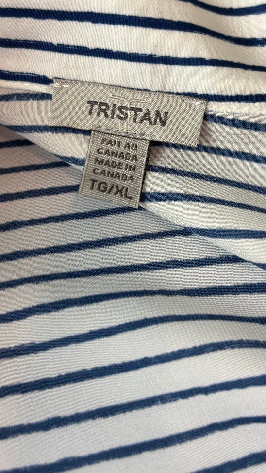 Chemisier fluide à rayures bleues Tristan, taille xl. Vue de l'étiquette.