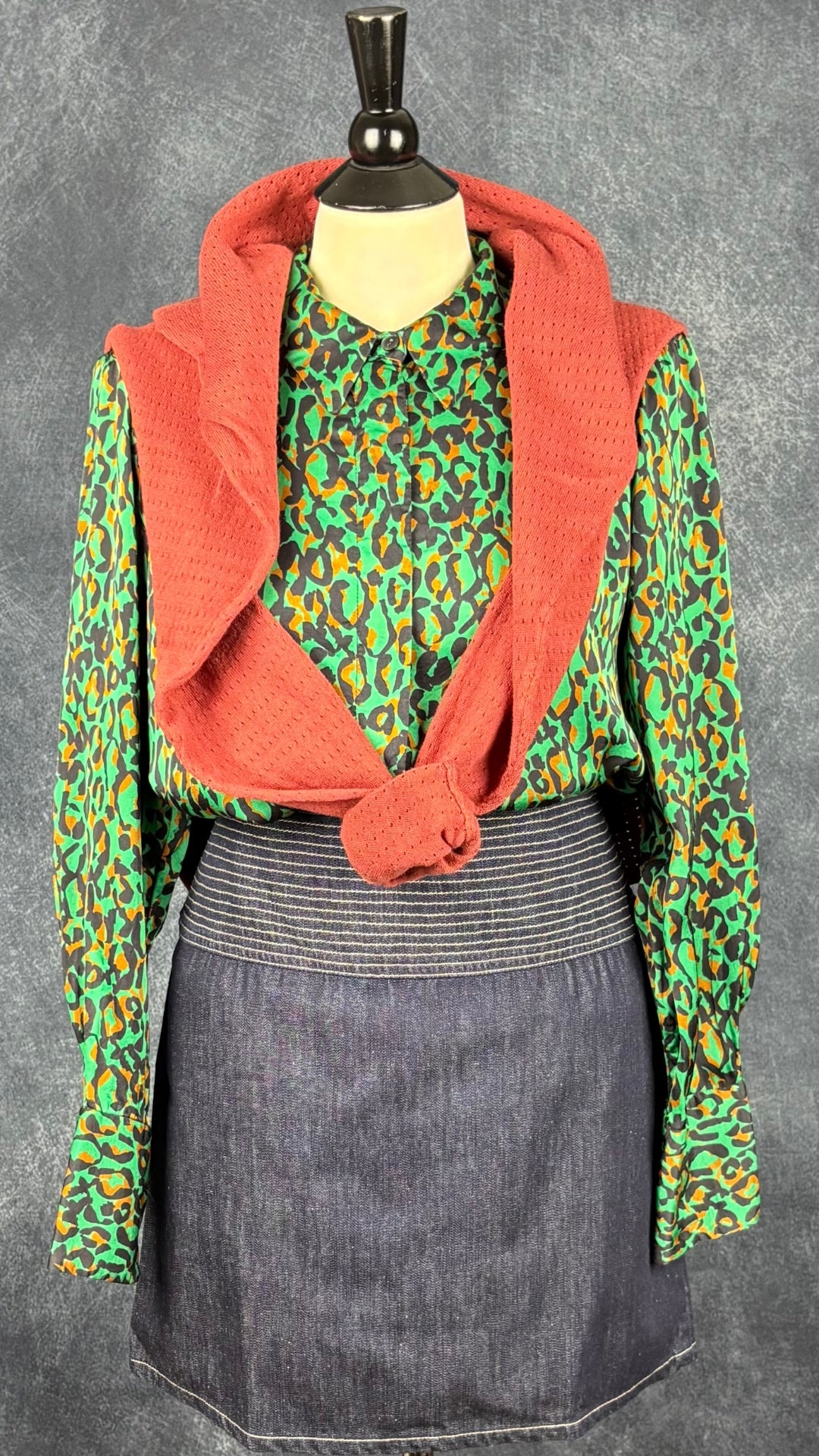 Chemisier fluide satiné vert, noir et cuivré à motif animalier Veronika Maine, taille 8 (m). Vue de l'agencement avec la jupe Versace et le chandail en tricot ajouré rouille Part Two.