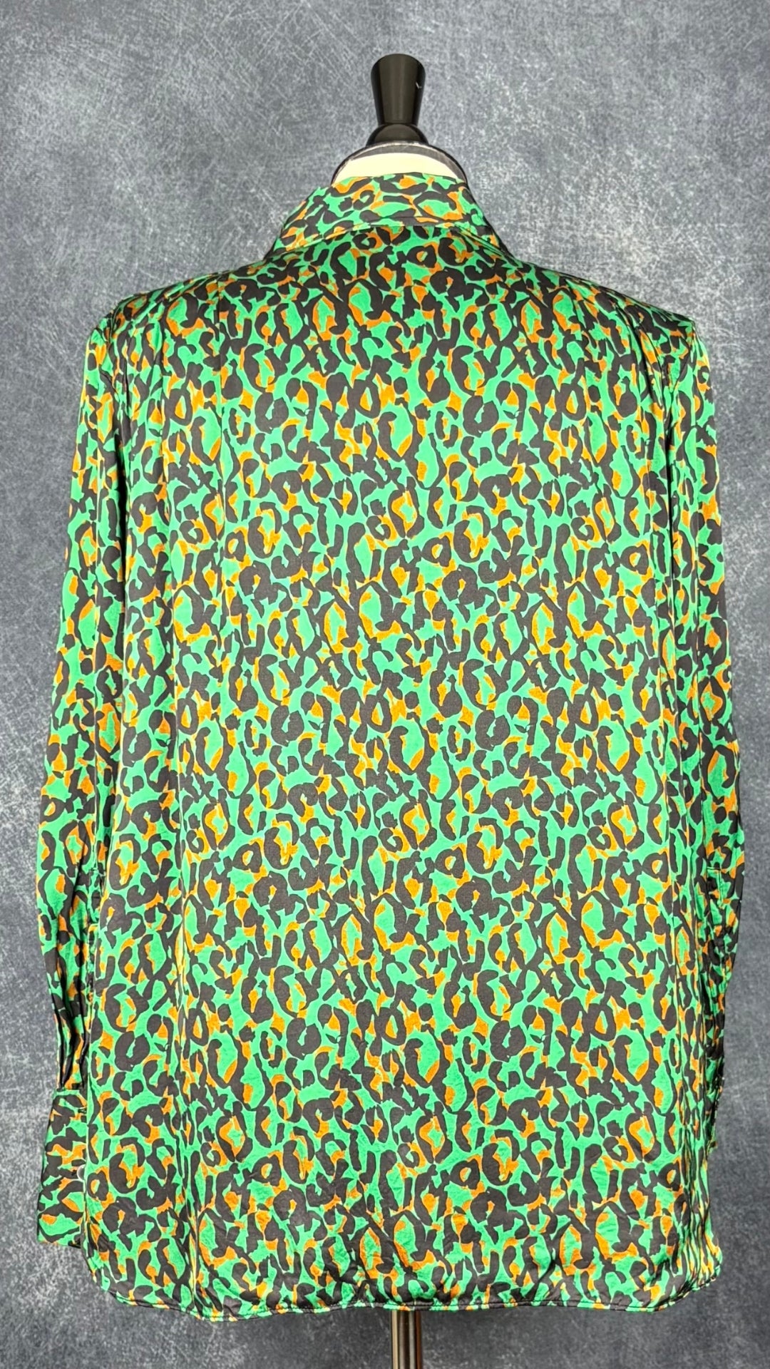 Chemisier fluide satiné vert, noir et cuivré à motif animalier Veronika Maine, taille 8 (m). Vue de dos.