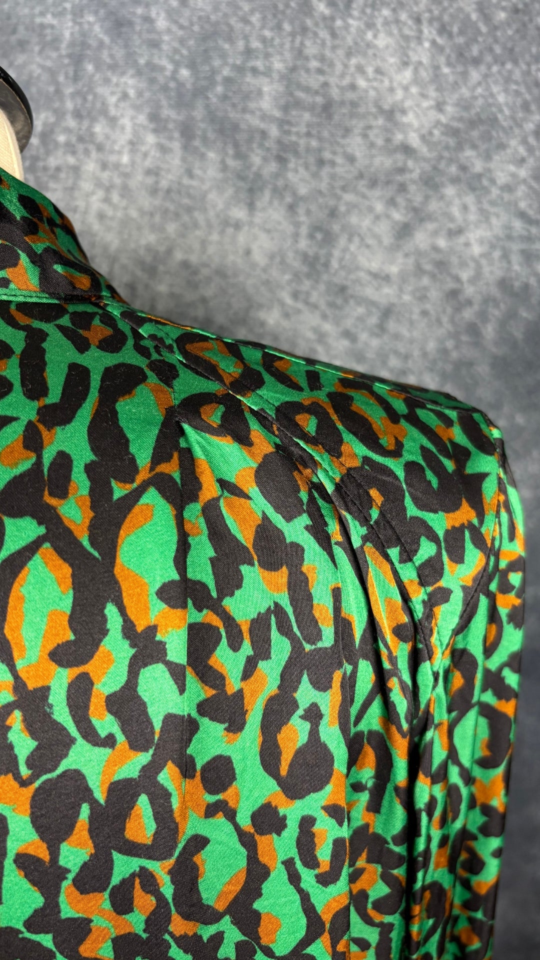 Chemisier fluide satiné vert, noir et cuivré à motif animalier Veronika Maine, taille 8 (m). Vue de près de l'épaule.