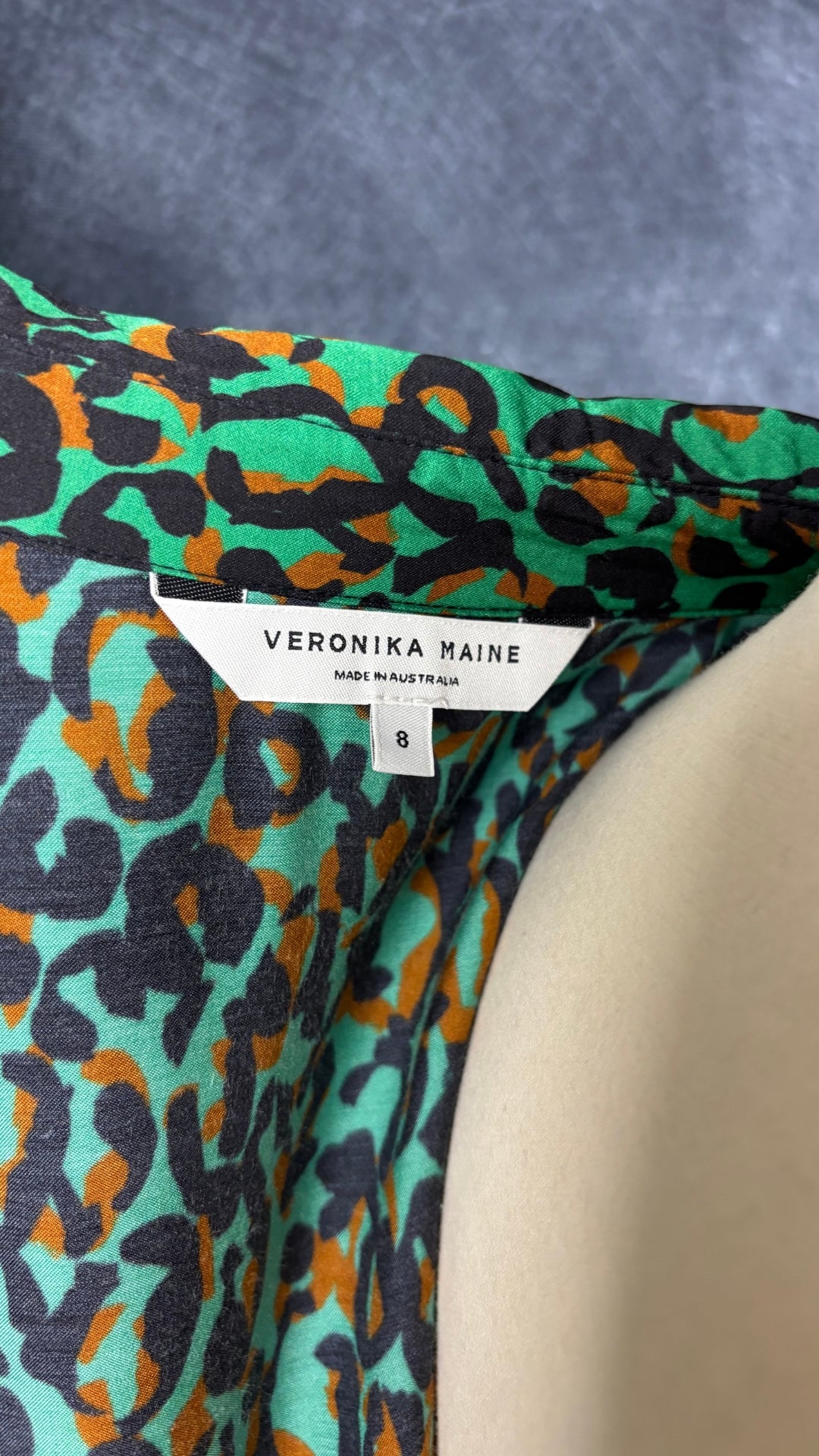 Chemisier fluide satiné vert, noir et cuivré à motif animalier Veronika Maine, taille 8 (m). Vue de l'étiquette.