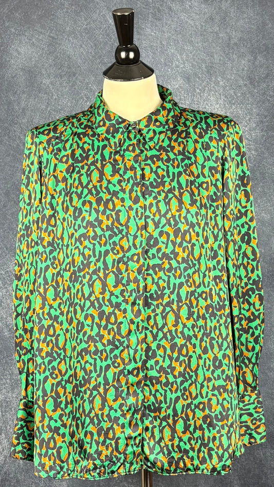 Chemisier fluide satiné vert, noir et cuivré à motif animalier Veronika Maine, taille 8 (m). Vue de face.