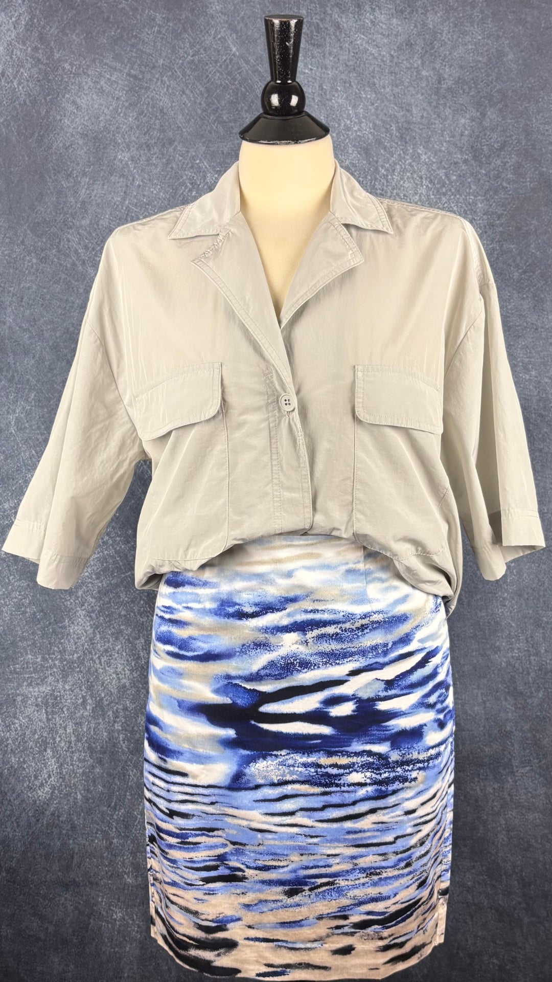 Chemisier gris décontracté parfait pour voyager The Group Babaton, taille small (peut faire jusqu'à large). Vue de l'agencement avec la jupe à motifs de vagues.