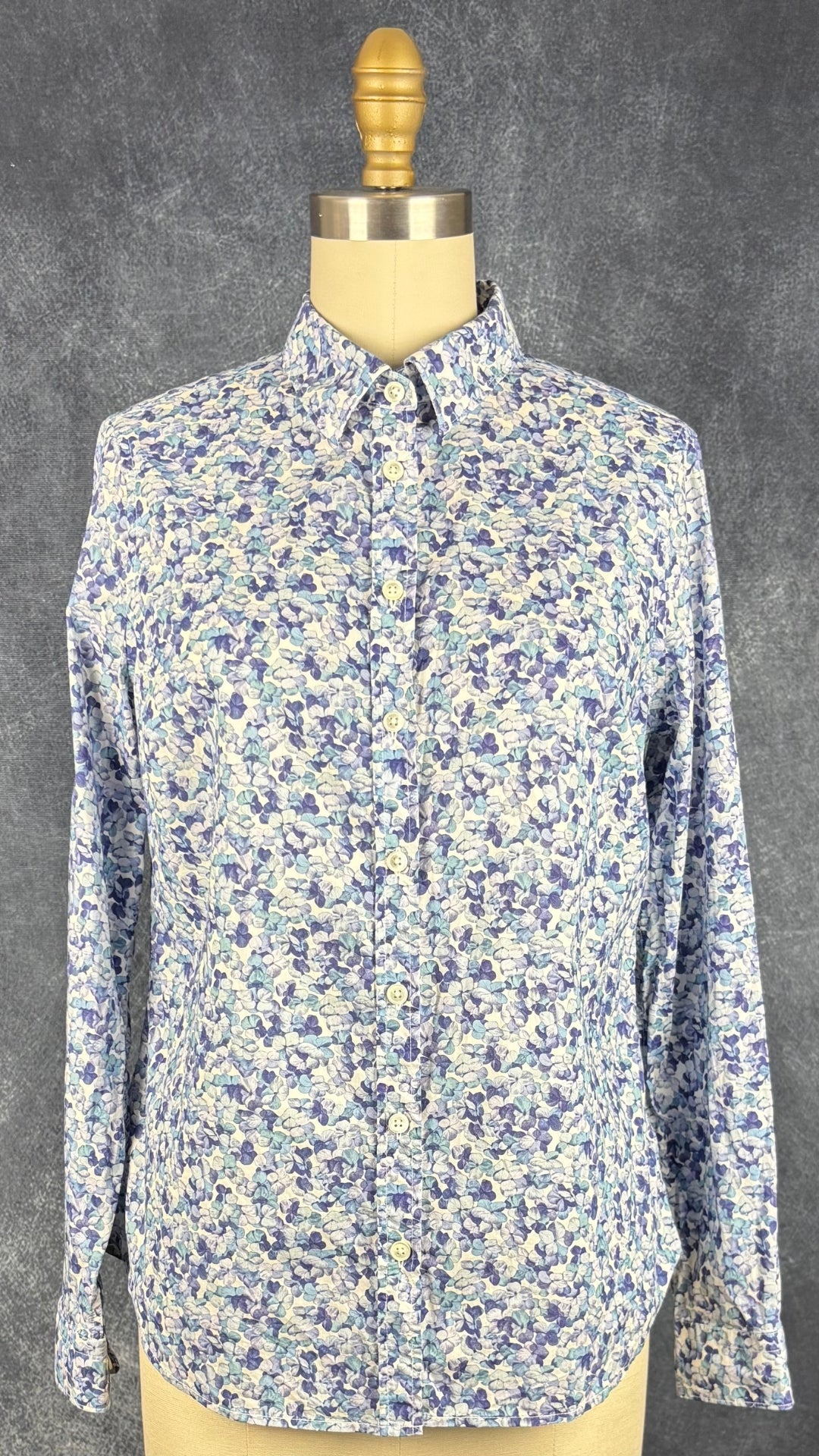 Chemisier hydrangée bleu lavande Simons tissu Liberty, taille small. Vue de face.